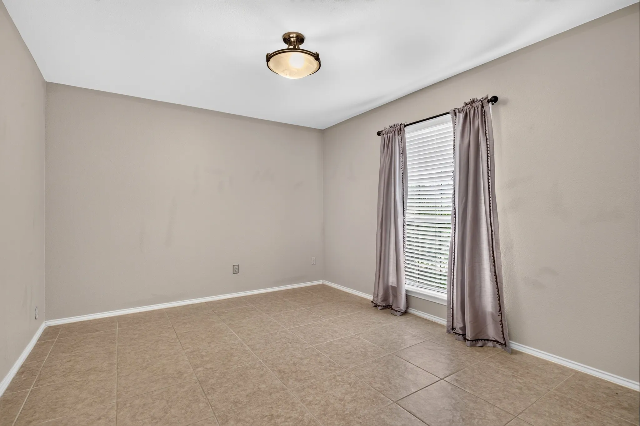 Single Family Residence For Sale in Tarrant County , 1416 Spyglass Drive, Mansfield, Texas 76063, 4 Bedroom, 2 Bathroom, 2 Garage spaces, 2,807 Sqft, built in 1986, mls#21281146, Real Estate Agent in Mansfield, Homes For Sale in Tarrant county, Homes For Sale in Mansfield, Realtor in Mansfield Texas, Real Estate Brokerage Independent Realty Texas, Luminita Cordes Realtor