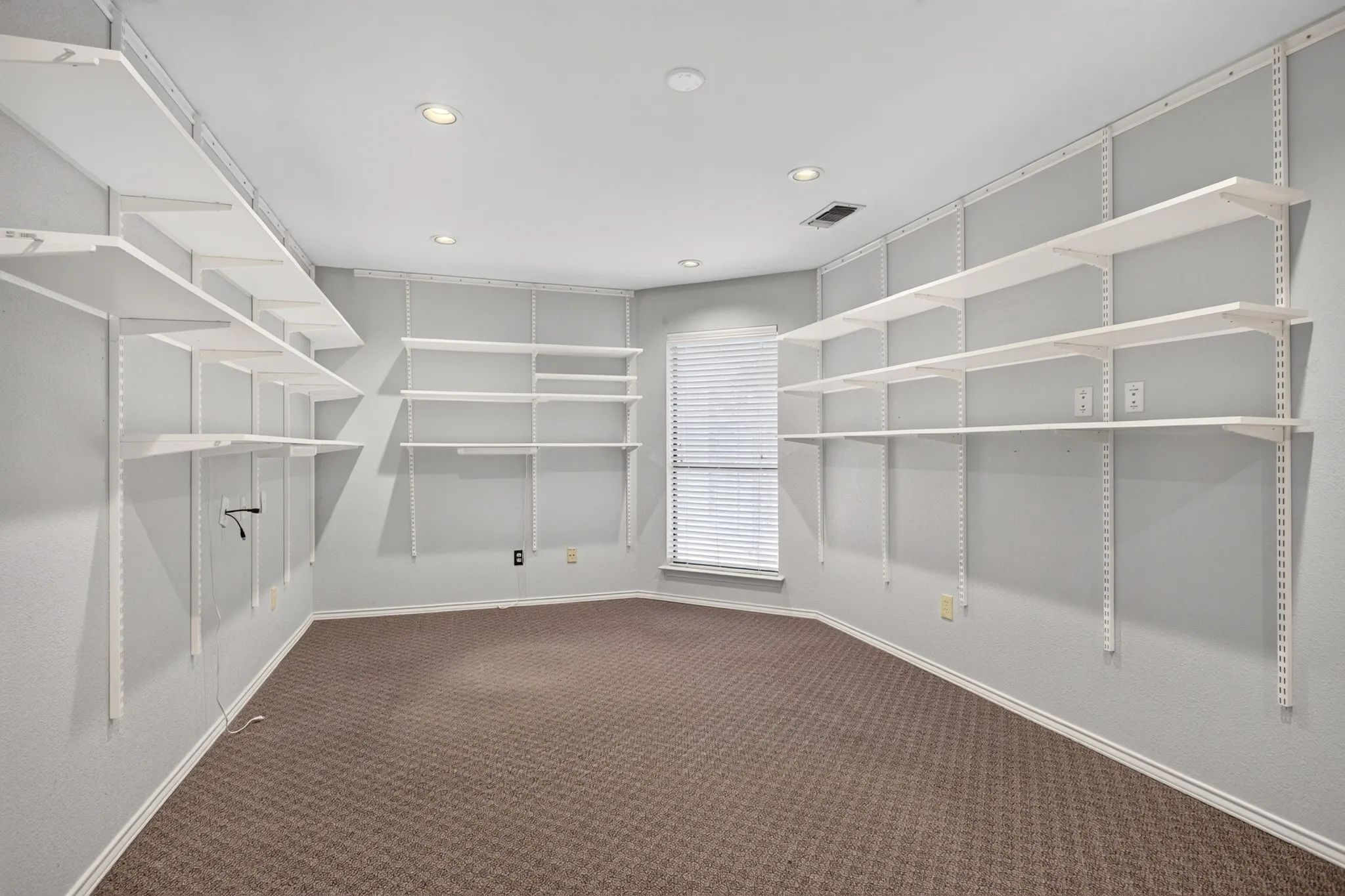 Single Family Residence For Sale in Tarrant County , 1416 Spyglass Drive, Mansfield, Texas 76063, 4 Bedroom, 2 Bathroom, 2 Garage spaces, 2,807 Sqft, built in 1986, mls#21281146, Real Estate Agent in Mansfield, Homes For Sale in Tarrant county, Homes For Sale in Mansfield, Realtor in Mansfield Texas, Real Estate Brokerage Independent Realty Texas, Luminita Cordes Realtor