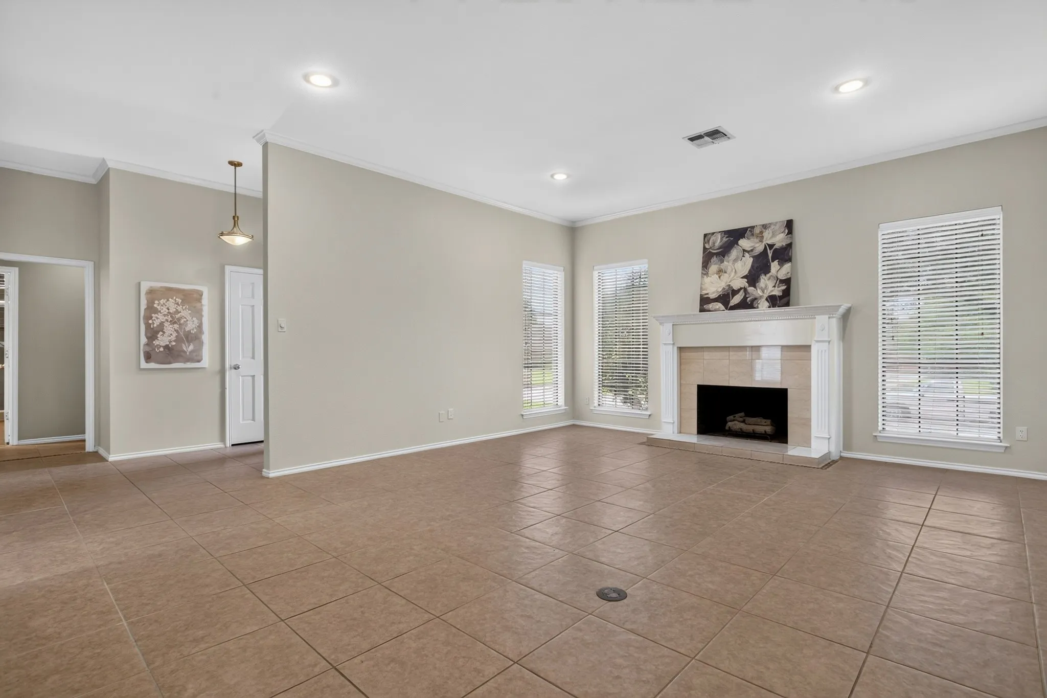 Single Family Residence For Sale in Tarrant County , 1416 Spyglass Drive, Mansfield, Texas 76063, 4 Bedroom, 2 Bathroom, 2 Garage spaces, 2,807 Sqft, built in 1986, mls#21281146, Real Estate Agent in Mansfield, Homes For Sale in Tarrant county, Homes For Sale in Mansfield, Realtor in Mansfield Texas, Real Estate Brokerage Independent Realty Texas, Luminita Cordes Realtor