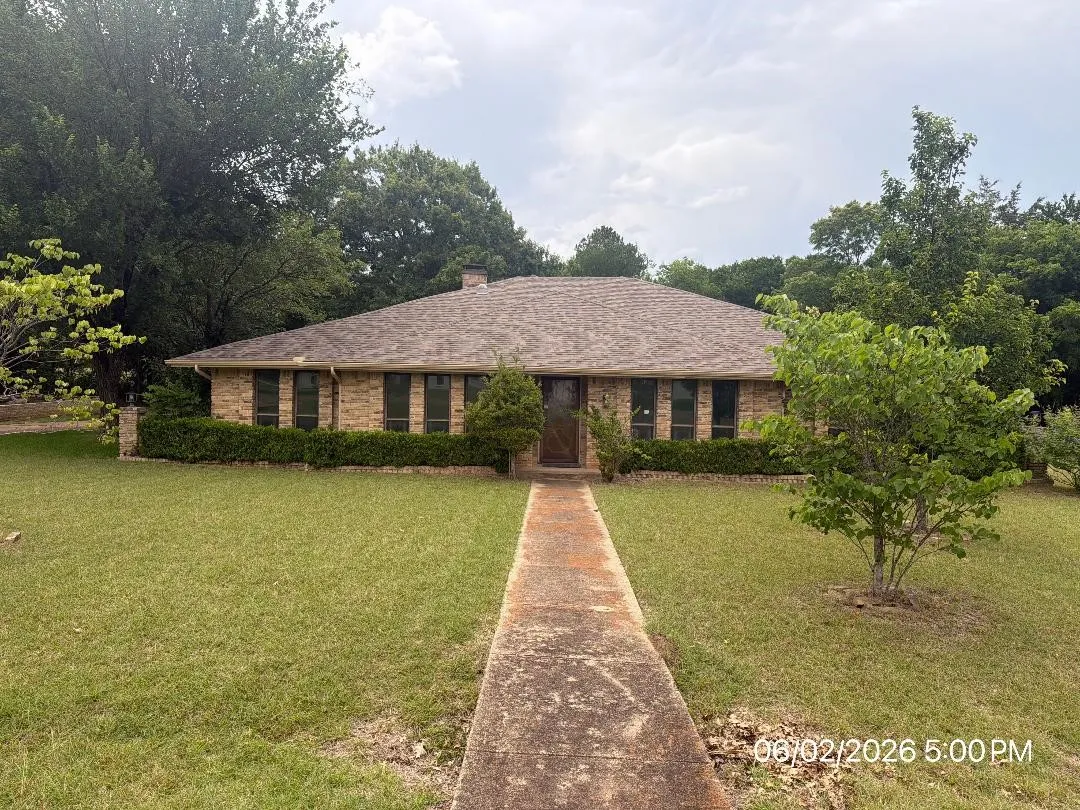 Single Family Residence For Sale in Ellis County , 103 Red Bud Court, Oak Leaf, Texas 75154, 3 Bedroom, 3 Bathroom, 2 Garage spaces, 2,428 Sqft, built in 1975, mls#21305690, Real Estate Agent in Oak Leaf, Homes For Sale in Ellis county, Homes For Sale in Oak Leaf, Realtor in Oak Leaf Texas, Real Estate Brokerage Independent Realty Texas, Luminita Cordes Realtor