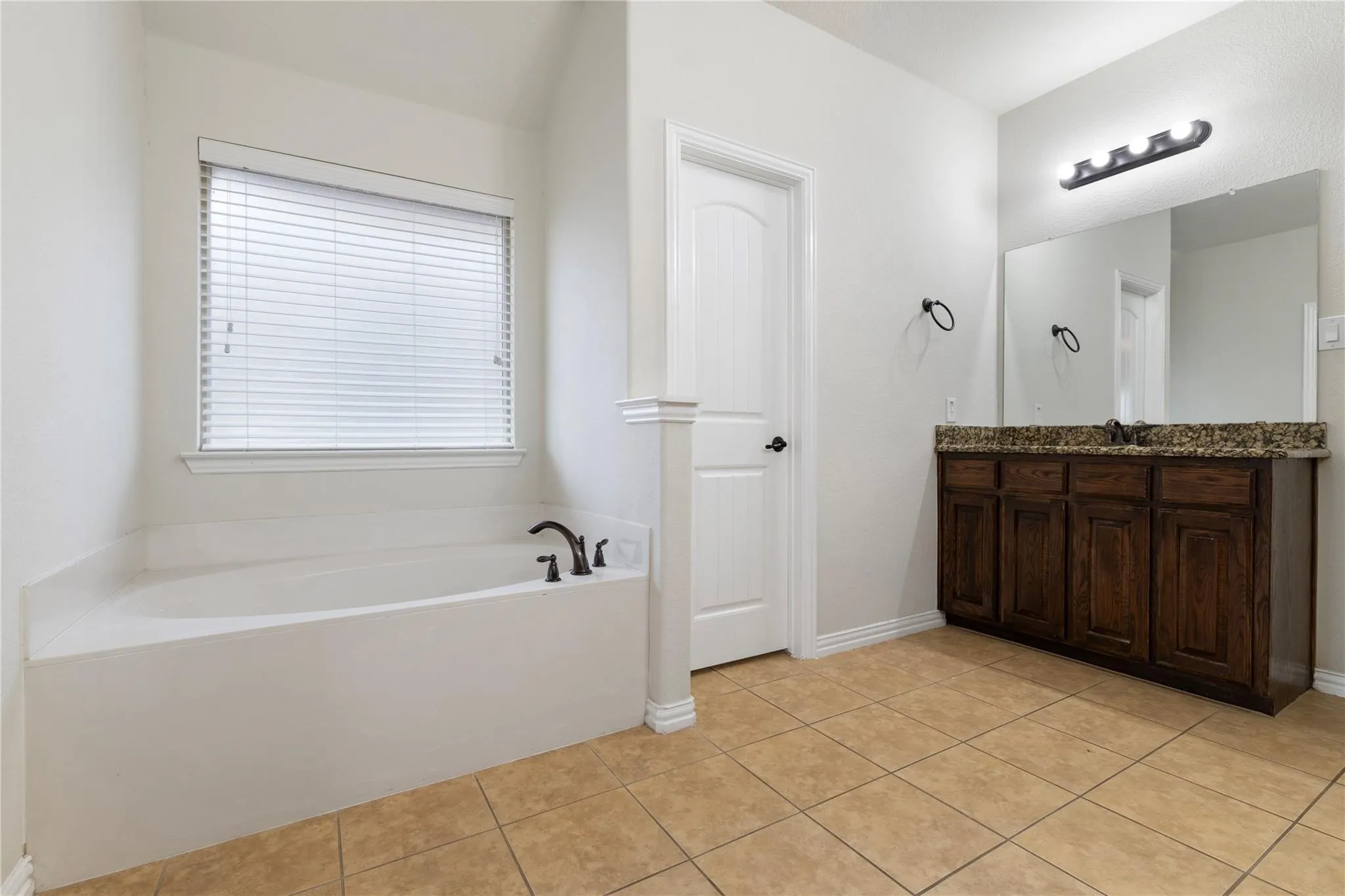 Single Family Residence For Rent in Dallas County , 4013 Dalton Drive, Rowlett, Texas 75089, 4 Bedroom, 4 Bathroom, 2 Garage spaces, 2,954 Sqft, built in 2012, mls#21305700, Real Estate Agent in Rowlett, Homes For Rent in Dallas county, Homes For Rent in Rowlett, Realtor in Rowlett Texas, Real Estate Brokerage Independent Realty Texas, Luminita Cordes Realtor