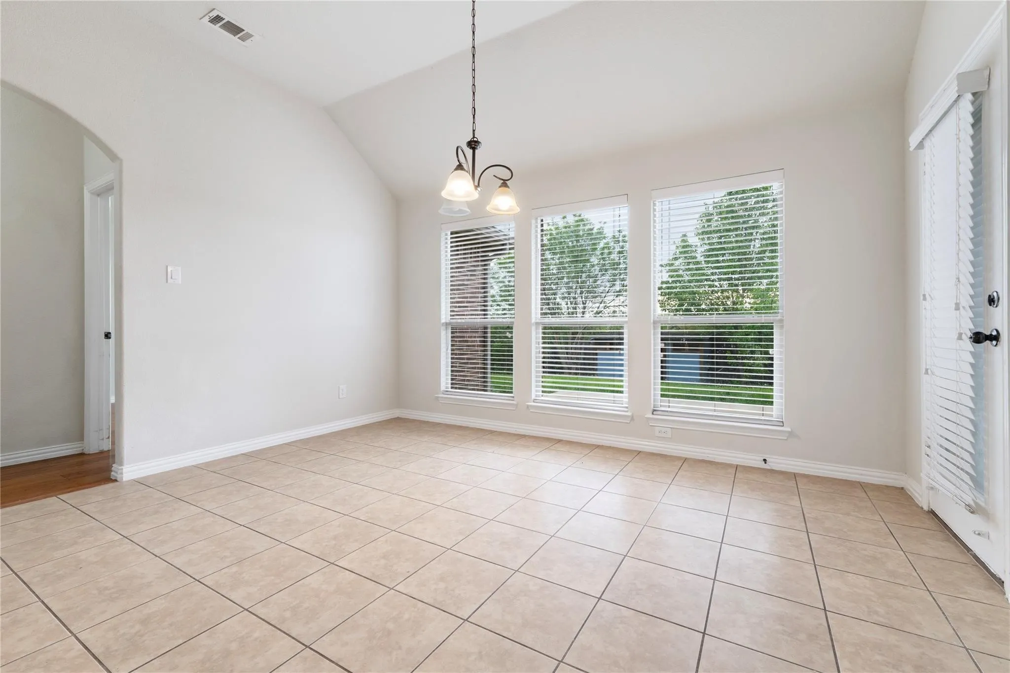 Single Family Residence For Rent in Dallas County , 4013 Dalton Drive, Rowlett, Texas 75089, 4 Bedroom, 4 Bathroom, 2 Garage spaces, 2,954 Sqft, built in 2012, mls#21305700, Real Estate Agent in Rowlett, Homes For Rent in Dallas county, Homes For Rent in Rowlett, Realtor in Rowlett Texas, Real Estate Brokerage Independent Realty Texas, Luminita Cordes Realtor