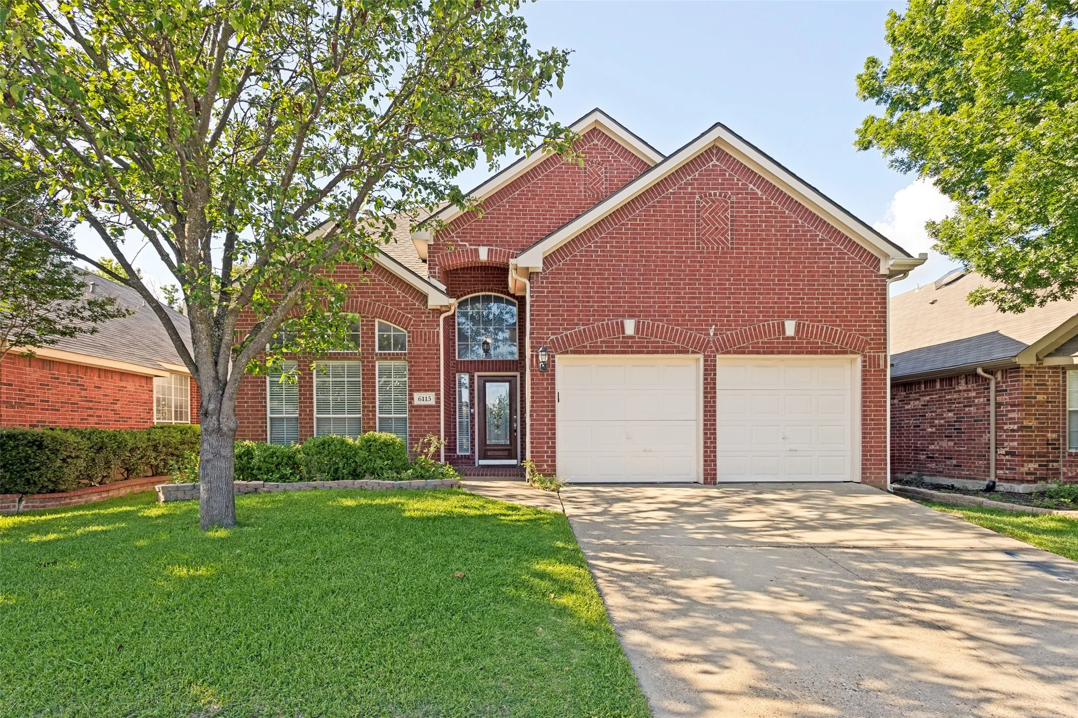 Single Family Residence For Sale in Collin County , 6115 Hillside Lane, Sachse, Texas 75048, 4 Bedroom, 4 Bathroom, 2 Garage spaces, 2,346 Sqft, built in 2000, mls#21305613, Real Estate Agent in Sachse, Homes For Sale in Collin county, Homes For Sale in Sachse, Realtor in Sachse Texas, Real Estate Brokerage Independent Realty Texas, Luminita Cordes Realtor