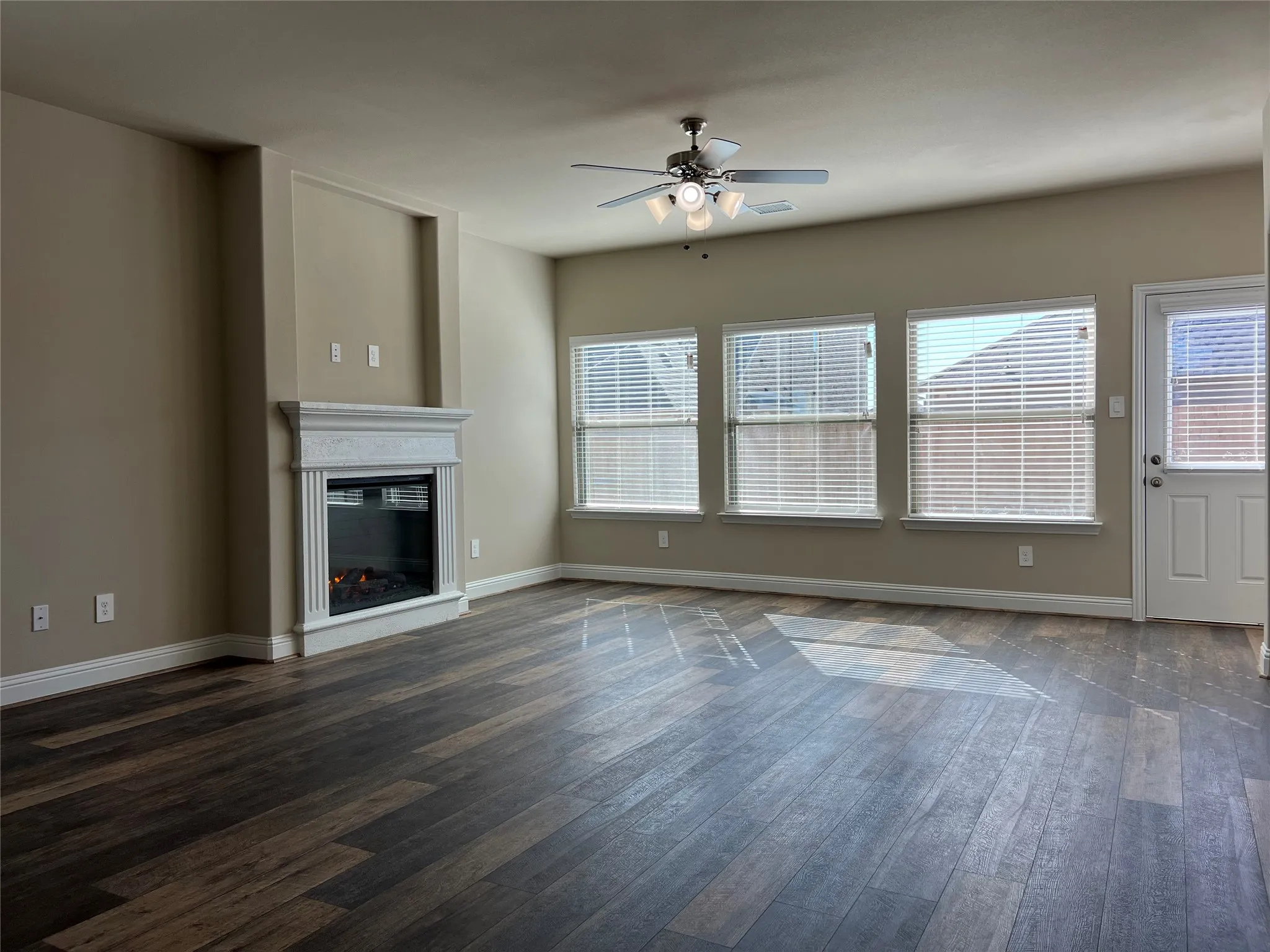 Single Family Residence For Rent in Kaufman County , 639 Comal Drive, Crandall, Texas 75114, 3 Bedroom, 2 Bathroom, 2 Garage spaces, 1,812 Sqft, built in 2022, mls#21305715, Real Estate Agent in Crandall, Homes For Rent in Kaufman county, Homes For Rent in Crandall, Realtor in Crandall Texas, Real Estate Brokerage Independent Realty Texas, Luminita Cordes Realtor