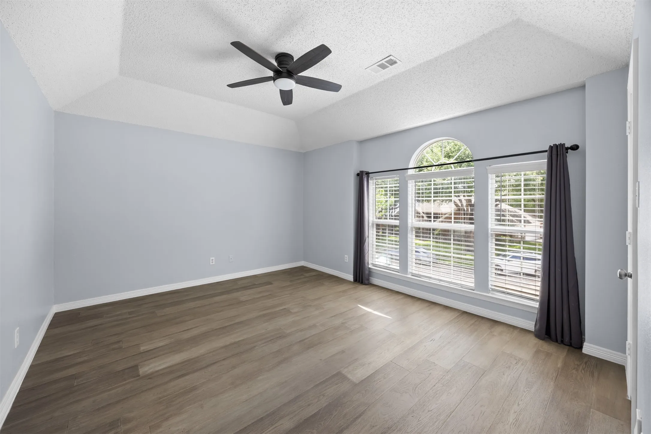 Single Family Residence For Sale in Dallas County , 9446 Abbey Road, Irving, Texas 75063, 3 Bedroom, 3 Bathroom, 2 Garage spaces, 2,539 Sqft, built in 1991, mls#21301094, Real Estate Agent in Irving, Homes For Sale in Dallas county, Homes For Sale in Irving, Realtor in Irving Texas, Real Estate Brokerage Independent Realty Texas, Luminita Cordes Realtor