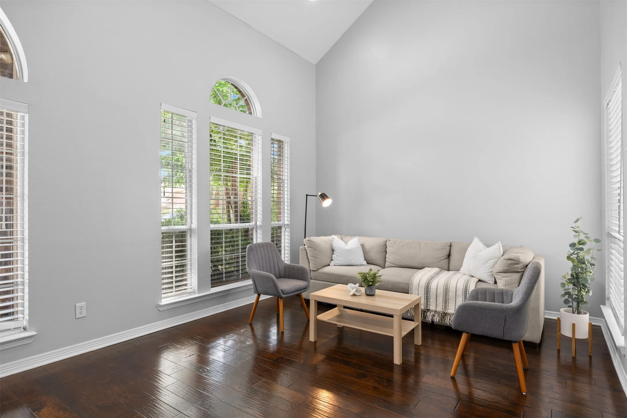 Single Family Residence For Sale in Dallas County , 9446 Abbey Road, Irving, Texas 75063, 3 Bedroom, 3 Bathroom, 2 Garage spaces, 2,539 Sqft, built in 1991, mls#21301094, Real Estate Agent in Irving, Homes For Sale in Dallas county, Homes For Sale in Irving, Realtor in Irving Texas, Real Estate Brokerage Independent Realty Texas, Luminita Cordes Realtor