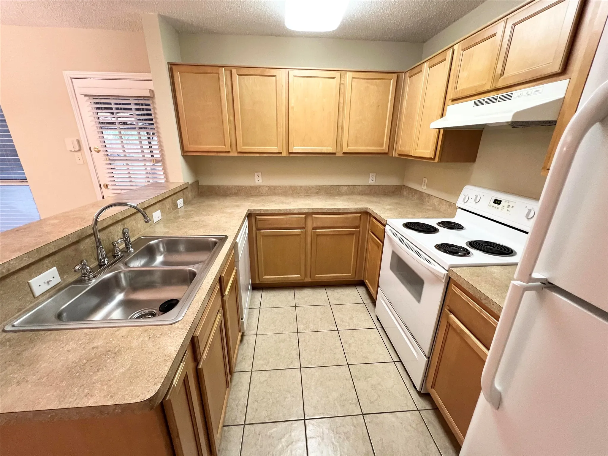 Townhouse For Sale in Tarrant County , 5752 Giddyup Lane, Fort Worth, Texas 76179, 3 Bedroom, 3 Bathroom, Garage spaces, 1,312 Sqft, built in 2005, mls#21305737, Real Estate Agent in Fort Worth, Homes For Sale in Tarrant county, Homes For Sale in Fort Worth, Realtor in Fort Worth Texas, Real Estate Brokerage Independent Realty Texas, Luminita Cordes Realtor