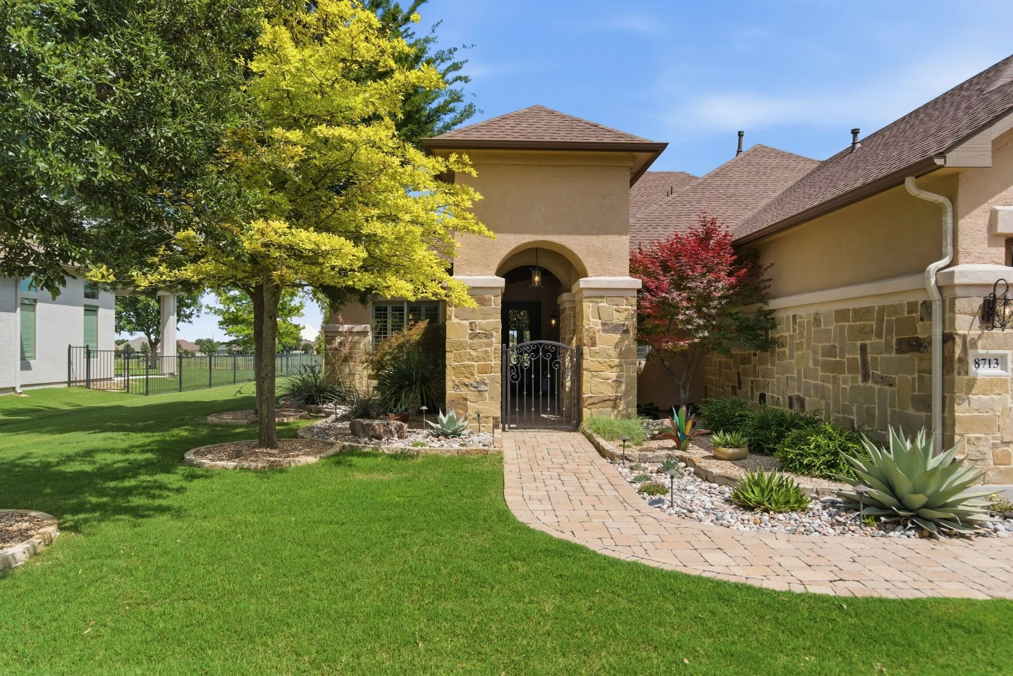 Single Family Residence For Sale in Denton County , 8713 Gardenia Drive, Denton, Texas 76207, 2 Bedroom, 3 Bathroom, 3 Garage spaces, 2,952 Sqft, built in 2015, mls#21258049, Real Estate Agent in Denton, Homes For Sale in Denton county, Homes For Sale in Denton, Realtor in Denton Texas, Real Estate Brokerage Independent Realty Texas, Luminita Cordes Realtor