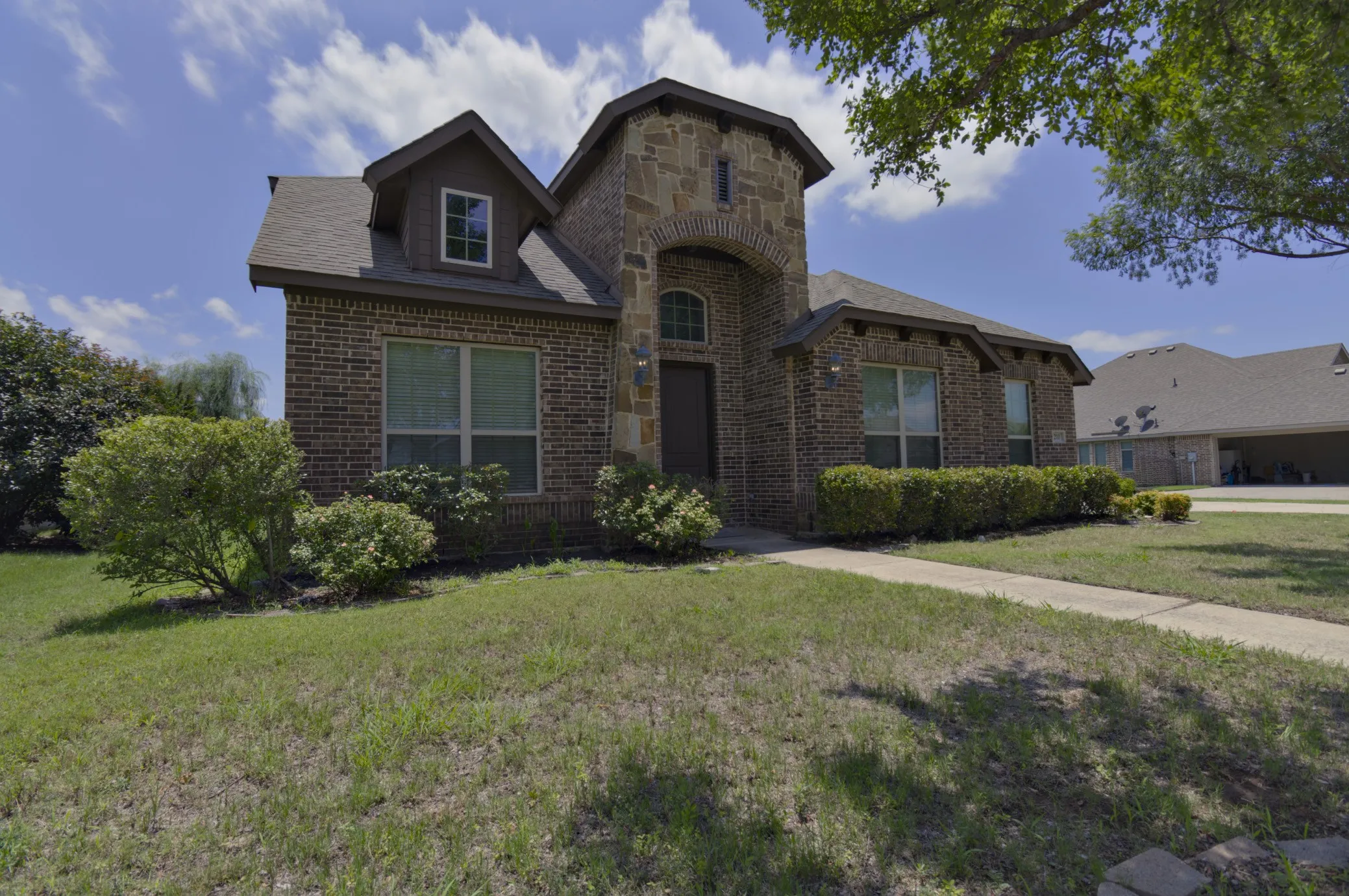 Single Family Residence For Sale in Ellis County , 210 Debbie Way, Red Oak, Texas 75154, 5 Bedroom, 3 Bathroom, 2 Garage spaces, 3,261 Sqft, built in 2015, mls#21291405, Real Estate Agent in Red Oak, Homes For Sale in Ellis county, Homes For Sale in Red Oak, Realtor in Red Oak Texas, Real Estate Brokerage Independent Realty Texas, Luminita Cordes Realtor