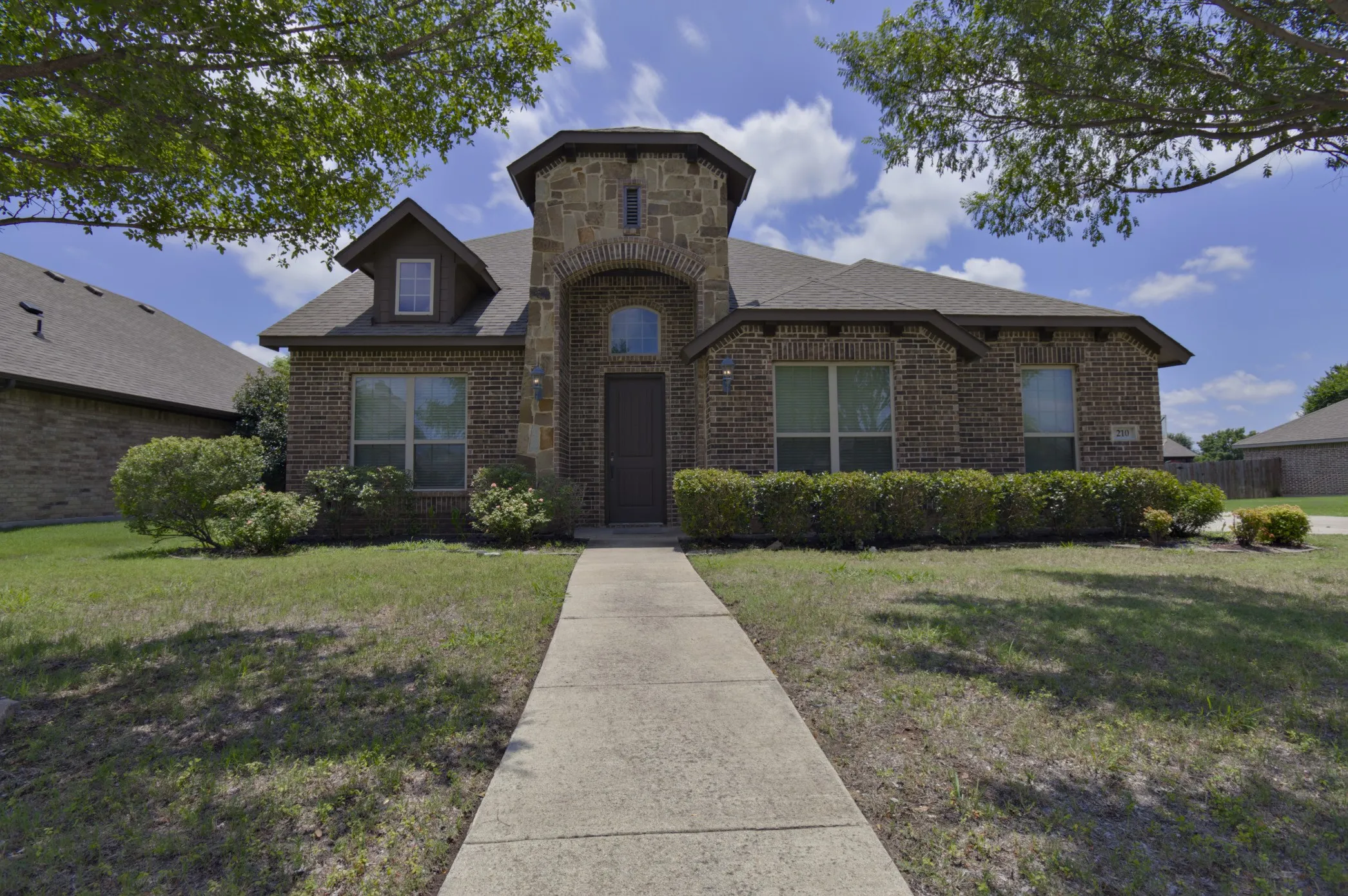 Single Family Residence For Sale in Ellis County , 210 Debbie Way, Red Oak, Texas 75154, 5 Bedroom, 3 Bathroom, 2 Garage spaces, 3,261 Sqft, built in 2015, mls#21291405, Real Estate Agent in Red Oak, Homes For Sale in Ellis county, Homes For Sale in Red Oak, Realtor in Red Oak Texas, Real Estate Brokerage Independent Realty Texas, Luminita Cordes Realtor
