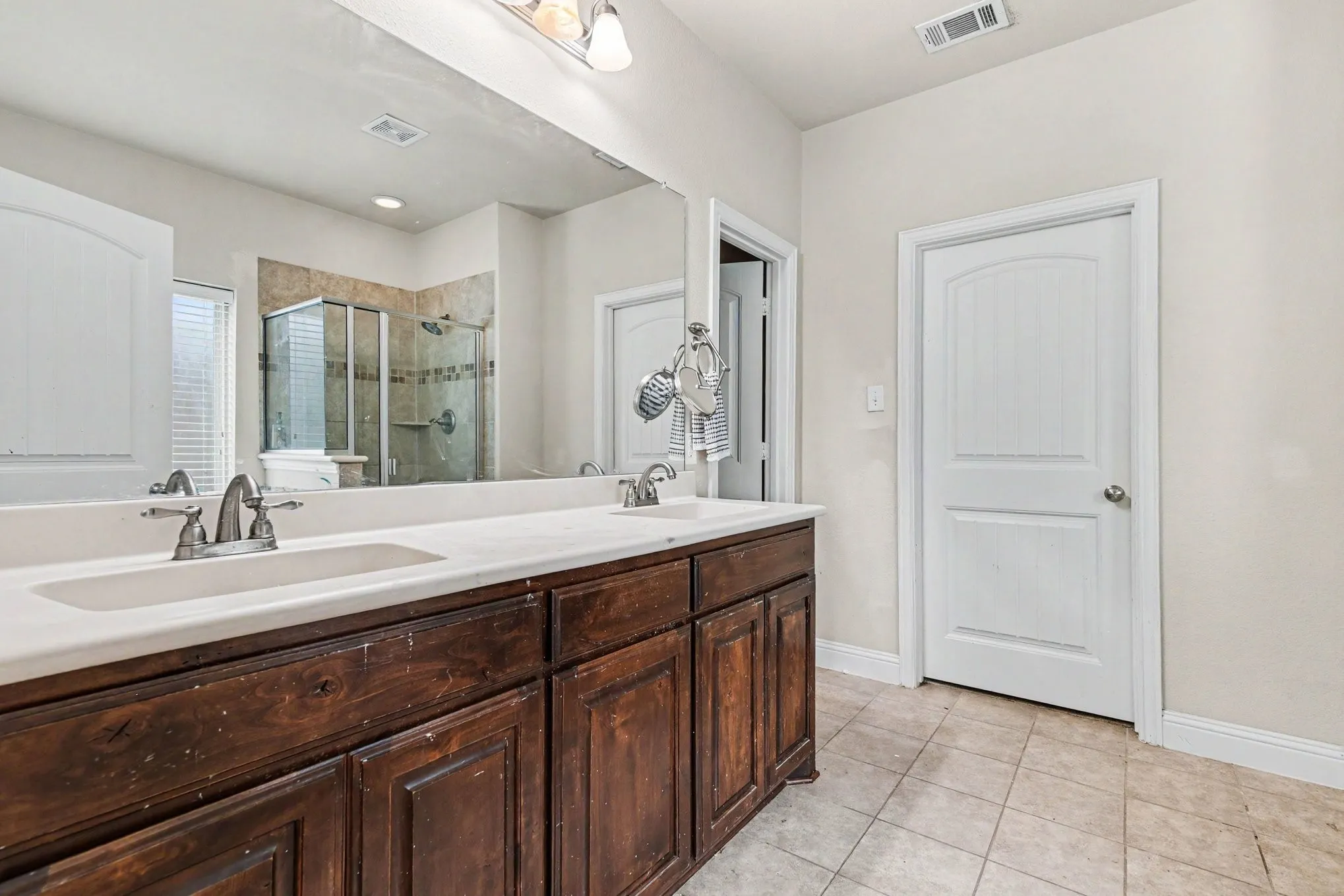 Single Family Residence For Sale in Johnson County , 233 Hawks Ridge Trail, Burleson, Texas 76028, 4 Bedroom, 3 Bathroom, 2 Garage spaces, 3,385 Sqft, built in 2014, mls#21303709, Real Estate Agent in Burleson, Homes For Sale in Johnson county, Homes For Sale in Burleson, Realtor in Burleson Texas, Real Estate Brokerage Independent Realty Texas, Luminita Cordes Realtor