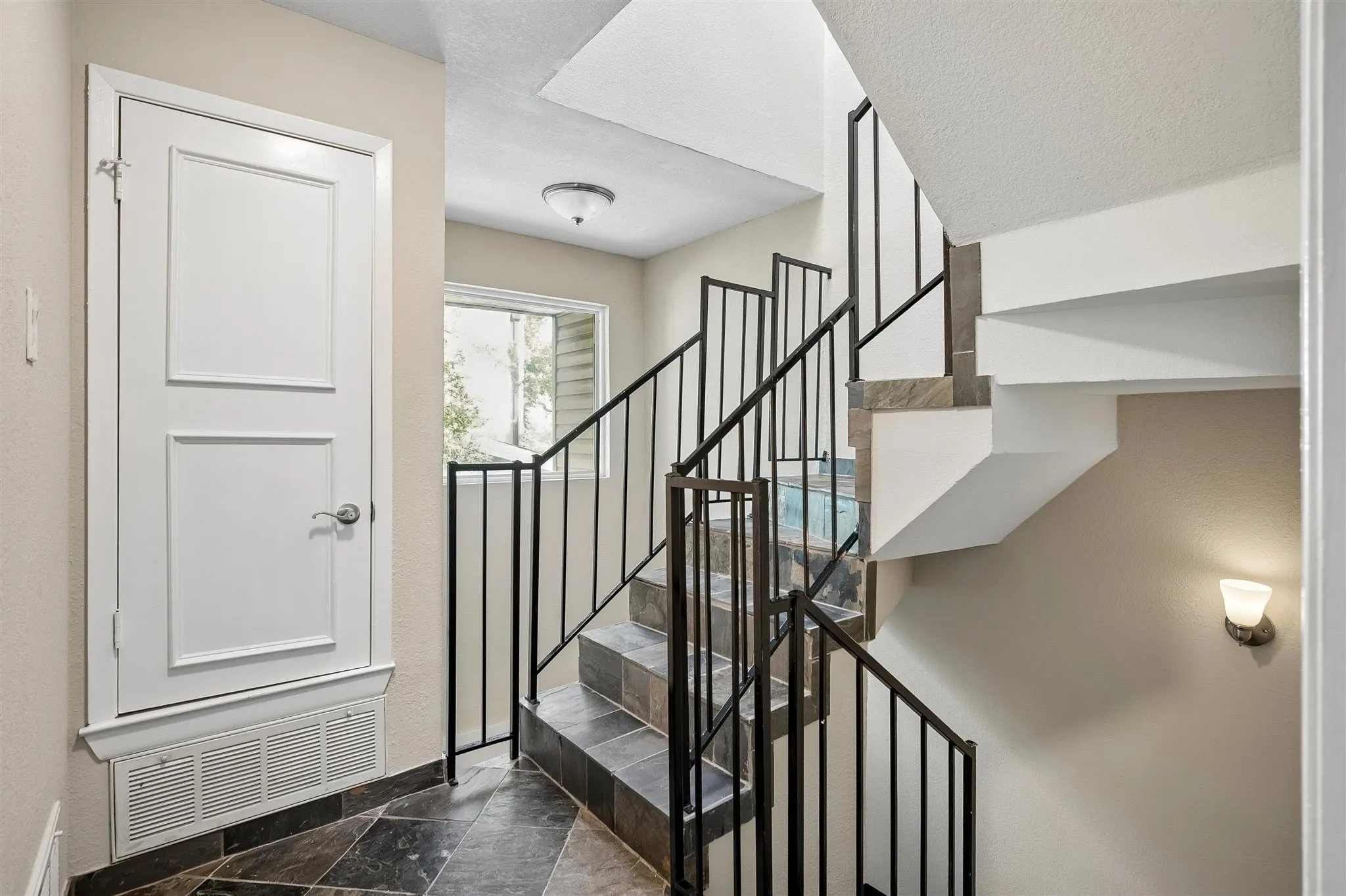 Condominium For Sale in Dallas County , 3815 Holland Avenue 1, Dallas, Texas 75219, 2 Bedroom, 2 Bathroom, 1 Garage spaces, 1,194 Sqft, built in 1981, mls#21304456, Real Estate Agent in Dallas, Homes For Sale in Dallas county, Homes For Sale in Dallas, Realtor in Dallas Texas, Real Estate Brokerage Independent Realty Texas, Luminita Cordes Realtor