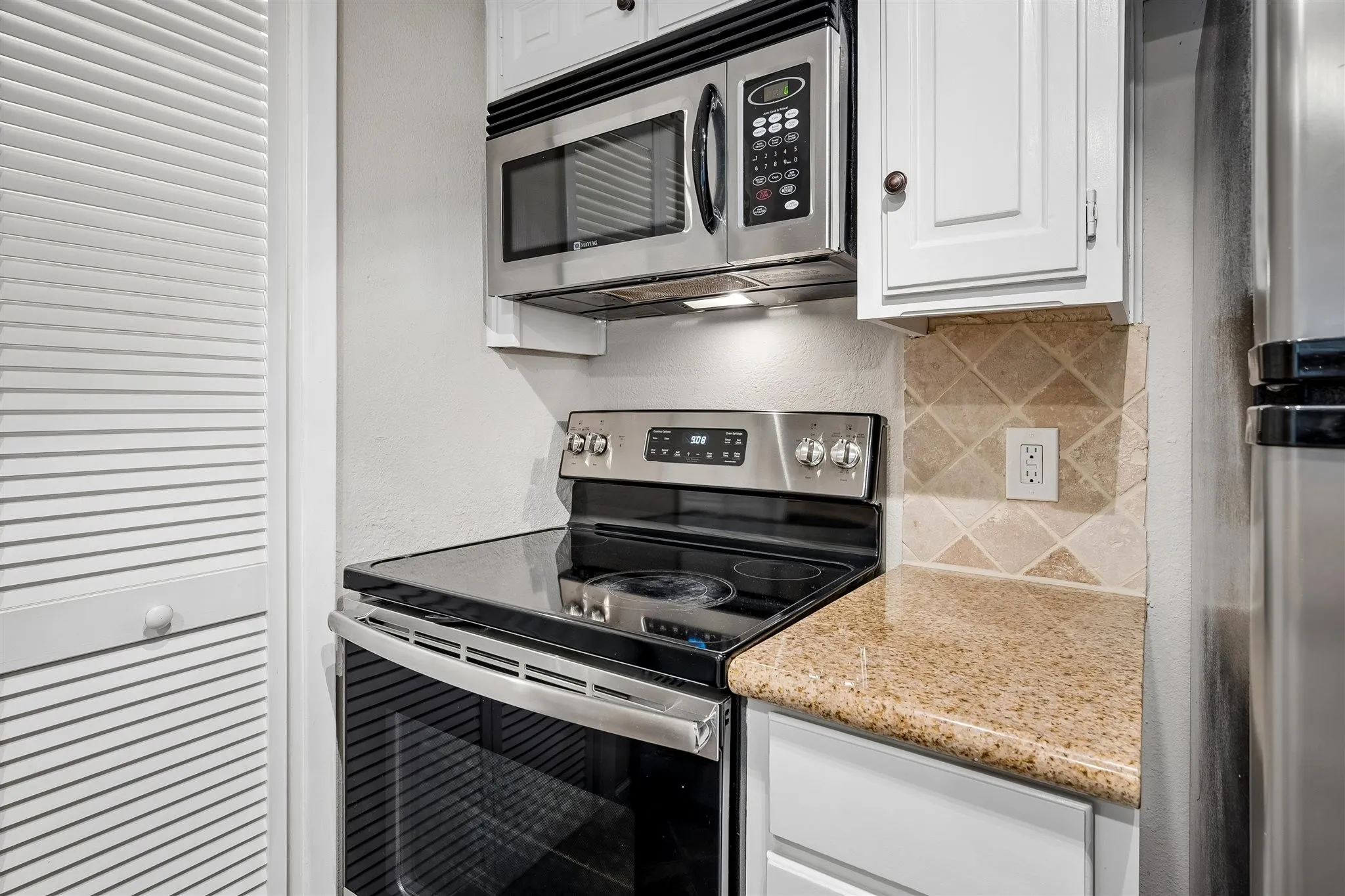 Condominium For Sale in Dallas County , 3815 Holland Avenue 1, Dallas, Texas 75219, 2 Bedroom, 2 Bathroom, 1 Garage spaces, 1,194 Sqft, built in 1981, mls#21304456, Real Estate Agent in Dallas, Homes For Sale in Dallas county, Homes For Sale in Dallas, Realtor in Dallas Texas, Real Estate Brokerage Independent Realty Texas, Luminita Cordes Realtor