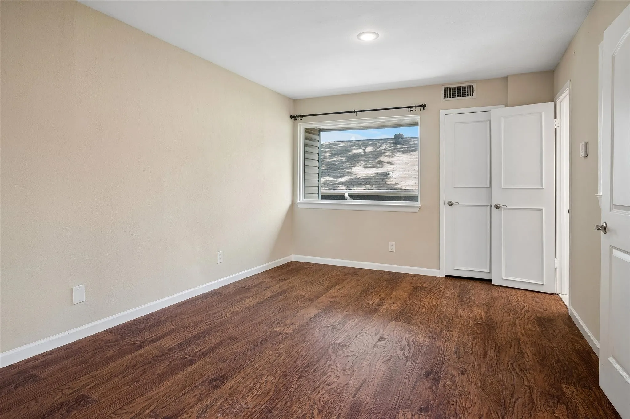 Condominium For Sale in Dallas County , 3815 Holland Avenue 1, Dallas, Texas 75219, 2 Bedroom, 2 Bathroom, 1 Garage spaces, 1,194 Sqft, built in 1981, mls#21304456, Real Estate Agent in Dallas, Homes For Sale in Dallas county, Homes For Sale in Dallas, Realtor in Dallas Texas, Real Estate Brokerage Independent Realty Texas, Luminita Cordes Realtor