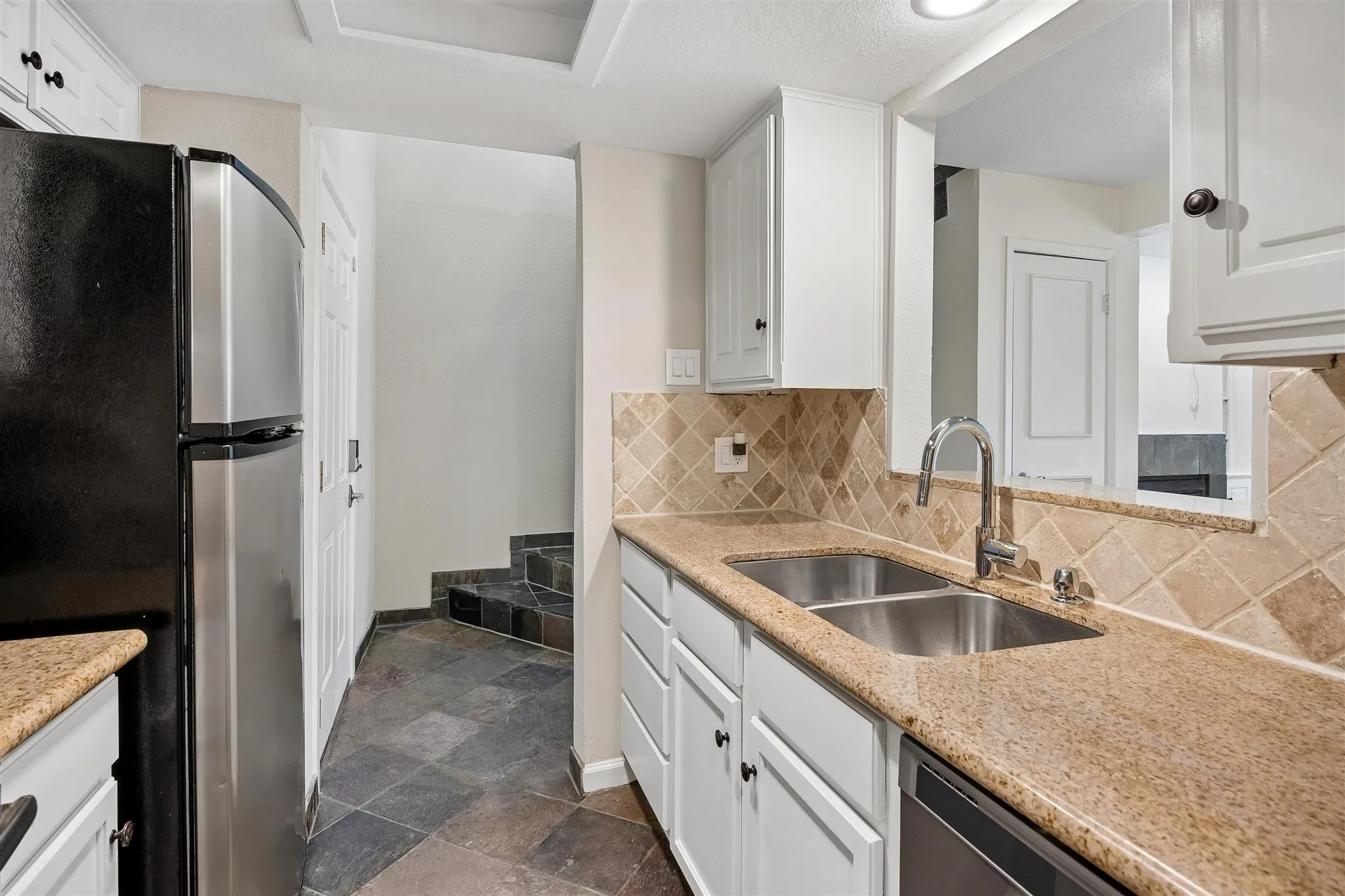 Condominium For Sale in Dallas County , 3815 Holland Avenue 1, Dallas, Texas 75219, 2 Bedroom, 2 Bathroom, 1 Garage spaces, 1,194 Sqft, built in 1981, mls#21304456, Real Estate Agent in Dallas, Homes For Sale in Dallas county, Homes For Sale in Dallas, Realtor in Dallas Texas, Real Estate Brokerage Independent Realty Texas, Luminita Cordes Realtor