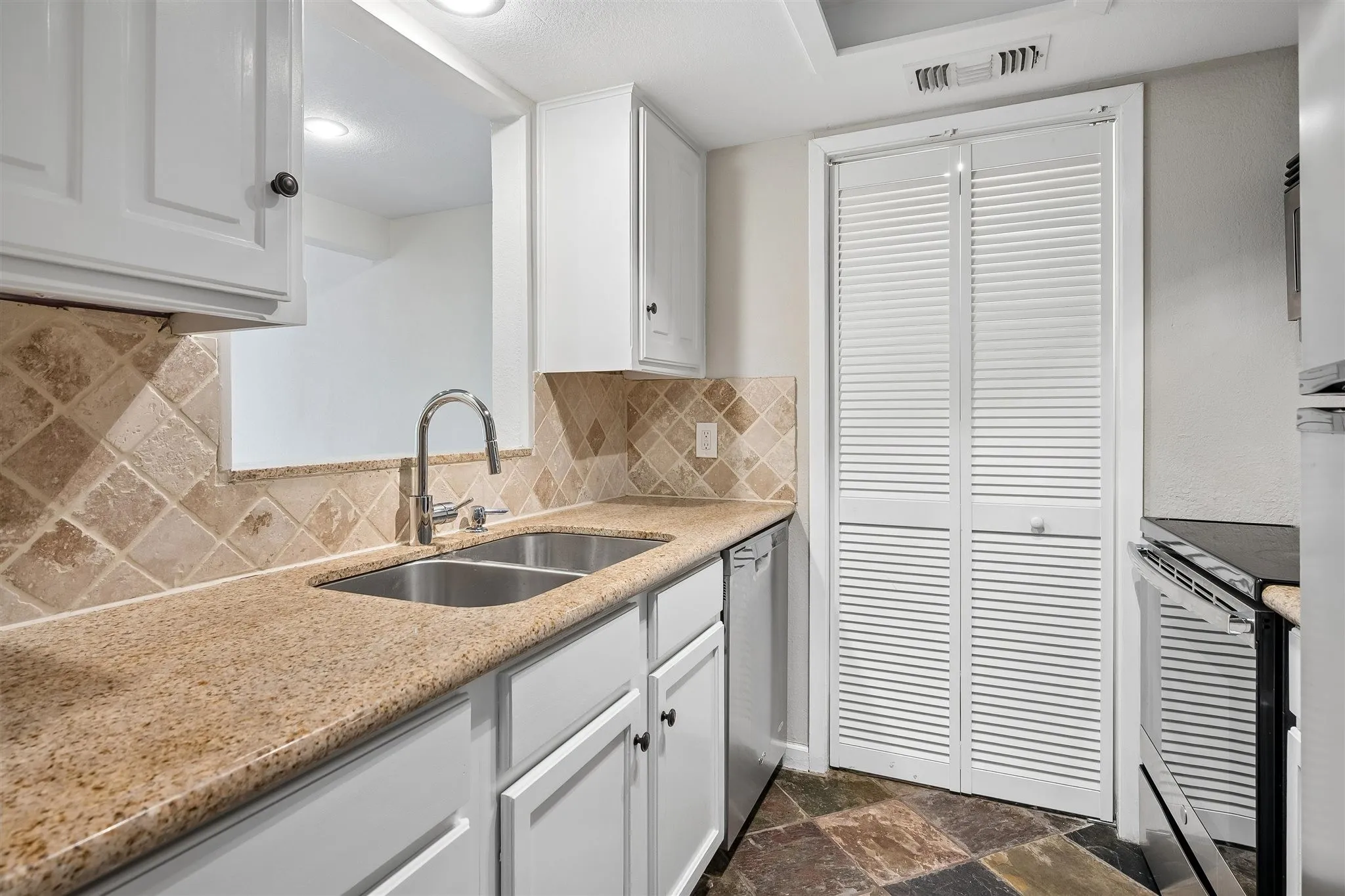 Condominium For Sale in Dallas County , 3815 Holland Avenue 1, Dallas, Texas 75219, 2 Bedroom, 2 Bathroom, 1 Garage spaces, 1,194 Sqft, built in 1981, mls#21304456, Real Estate Agent in Dallas, Homes For Sale in Dallas county, Homes For Sale in Dallas, Realtor in Dallas Texas, Real Estate Brokerage Independent Realty Texas, Luminita Cordes Realtor