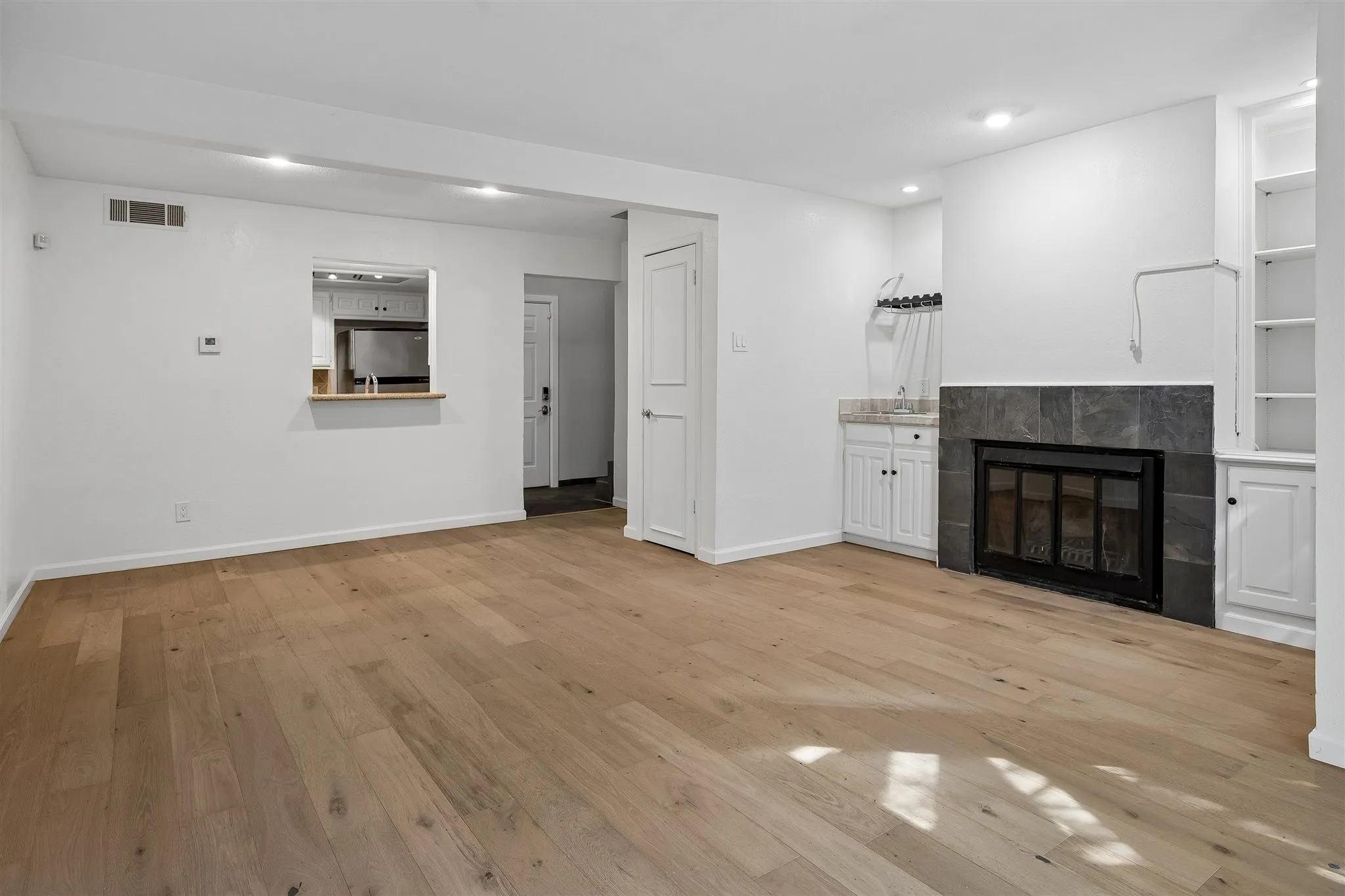 Condominium For Sale in Dallas County , 3815 Holland Avenue 1, Dallas, Texas 75219, 2 Bedroom, 2 Bathroom, 1 Garage spaces, 1,194 Sqft, built in 1981, mls#21304456, Real Estate Agent in Dallas, Homes For Sale in Dallas county, Homes For Sale in Dallas, Realtor in Dallas Texas, Real Estate Brokerage Independent Realty Texas, Luminita Cordes Realtor