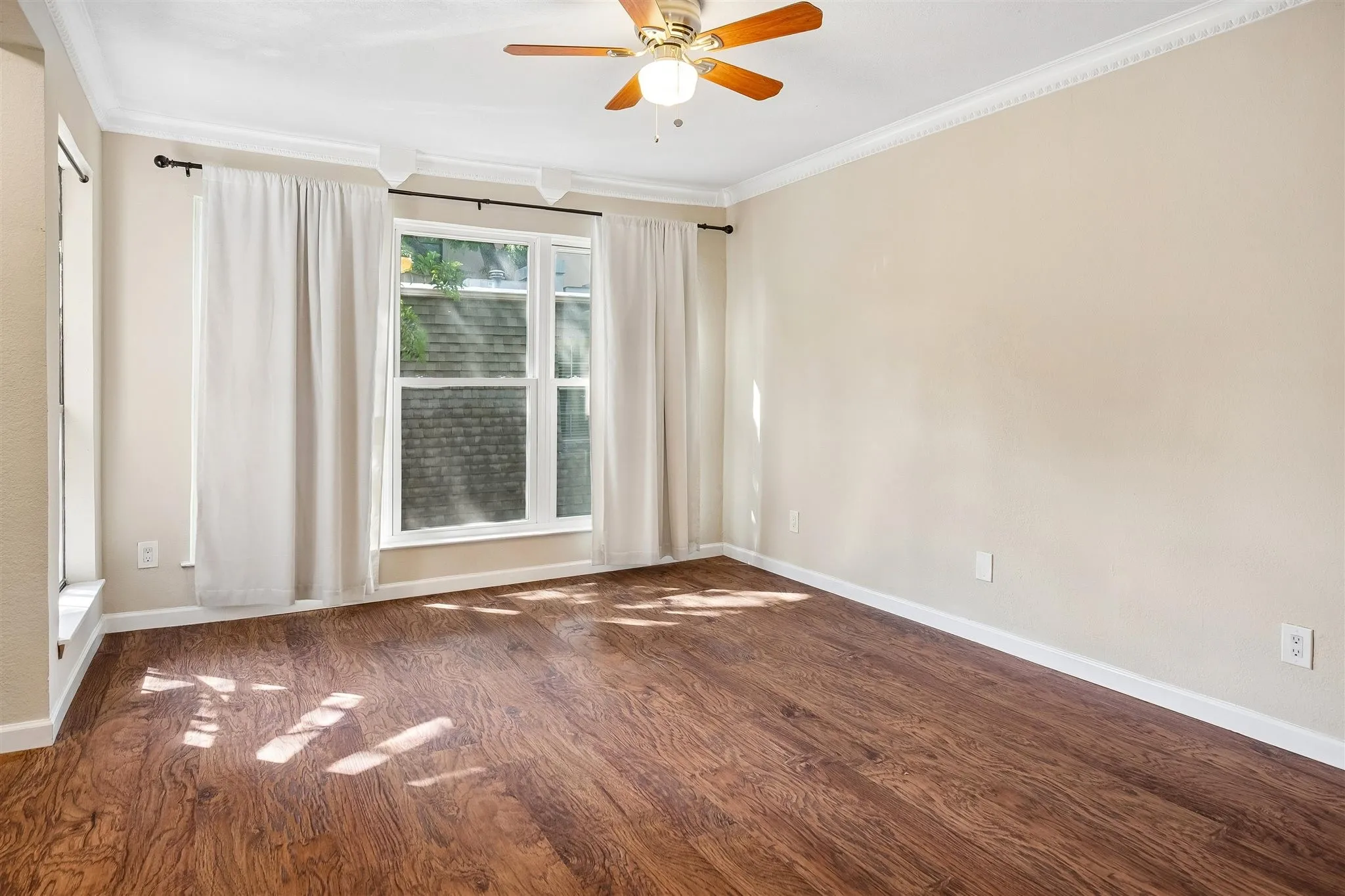 Condominium For Sale in Dallas County , 3815 Holland Avenue 1, Dallas, Texas 75219, 2 Bedroom, 2 Bathroom, 1 Garage spaces, 1,194 Sqft, built in 1981, mls#21304456, Real Estate Agent in Dallas, Homes For Sale in Dallas county, Homes For Sale in Dallas, Realtor in Dallas Texas, Real Estate Brokerage Independent Realty Texas, Luminita Cordes Realtor