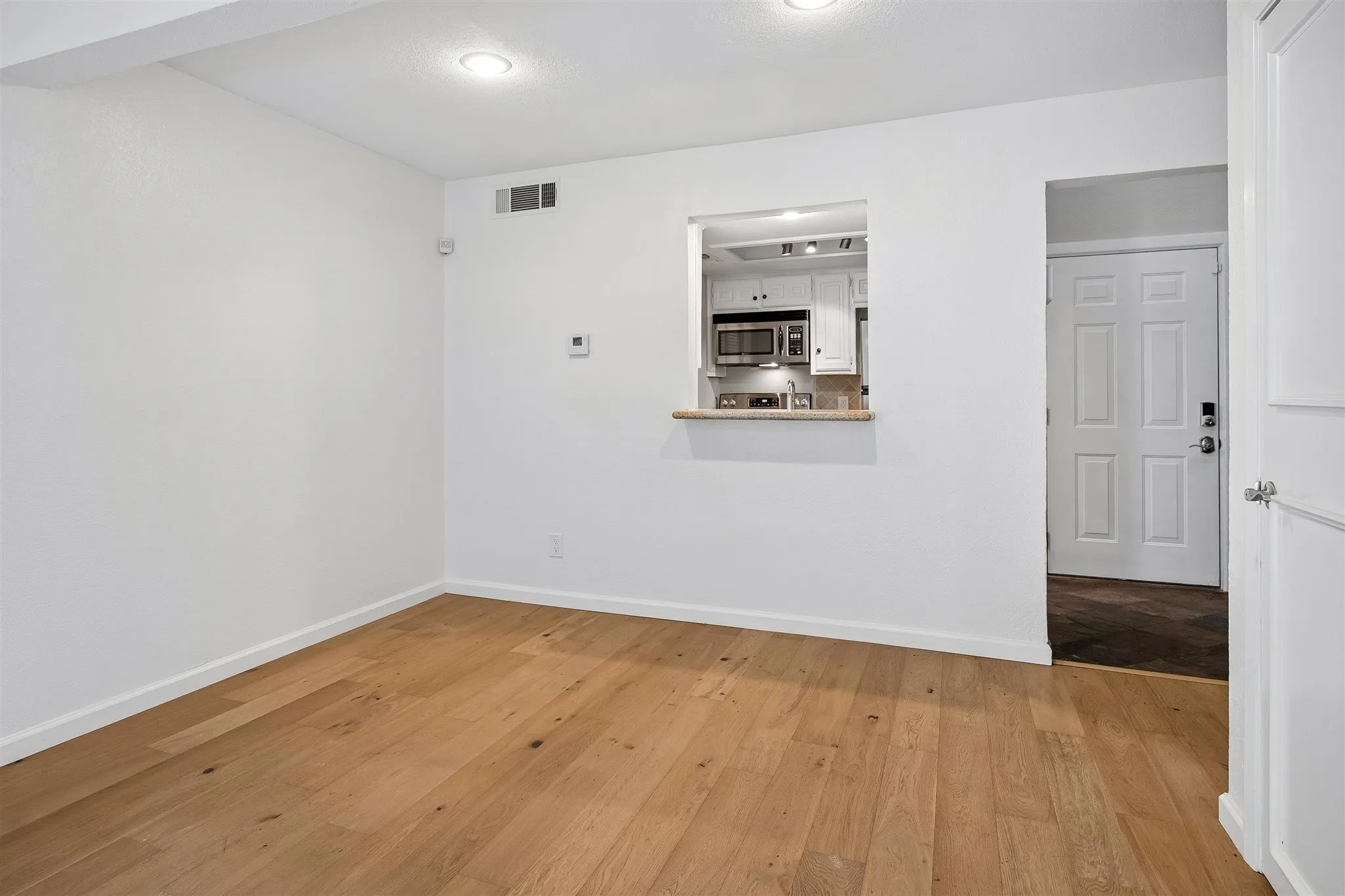 Condominium For Sale in Dallas County , 3815 Holland Avenue 1, Dallas, Texas 75219, 2 Bedroom, 2 Bathroom, 1 Garage spaces, 1,194 Sqft, built in 1981, mls#21304456, Real Estate Agent in Dallas, Homes For Sale in Dallas county, Homes For Sale in Dallas, Realtor in Dallas Texas, Real Estate Brokerage Independent Realty Texas, Luminita Cordes Realtor