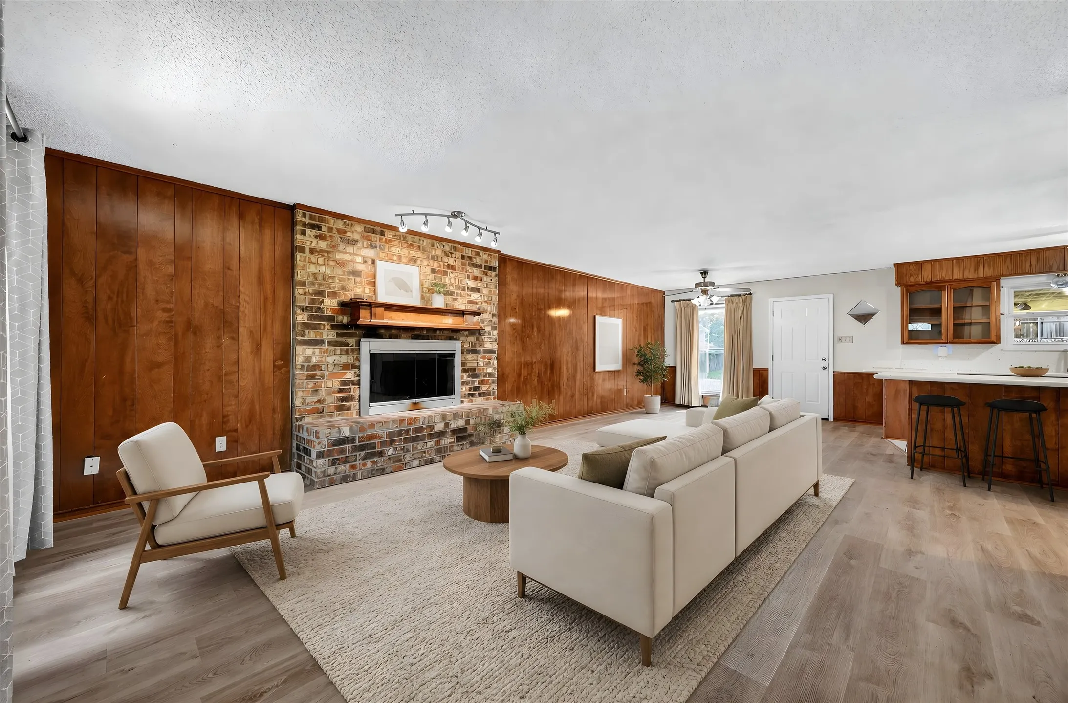 Single Family Residence For Sale in Tarrant County , 3905 Palomino Drive, Benbrook, Texas 76116, 3 Bedroom, 2 Bathroom, Garage spaces, 1,796 Sqft, built in 1979, mls#21299194, Real Estate Agent in Benbrook, Homes For Sale in Tarrant county, Homes For Sale in Benbrook, Realtor in Benbrook Texas, Real Estate Brokerage Independent Realty Texas, Luminita Cordes Realtor