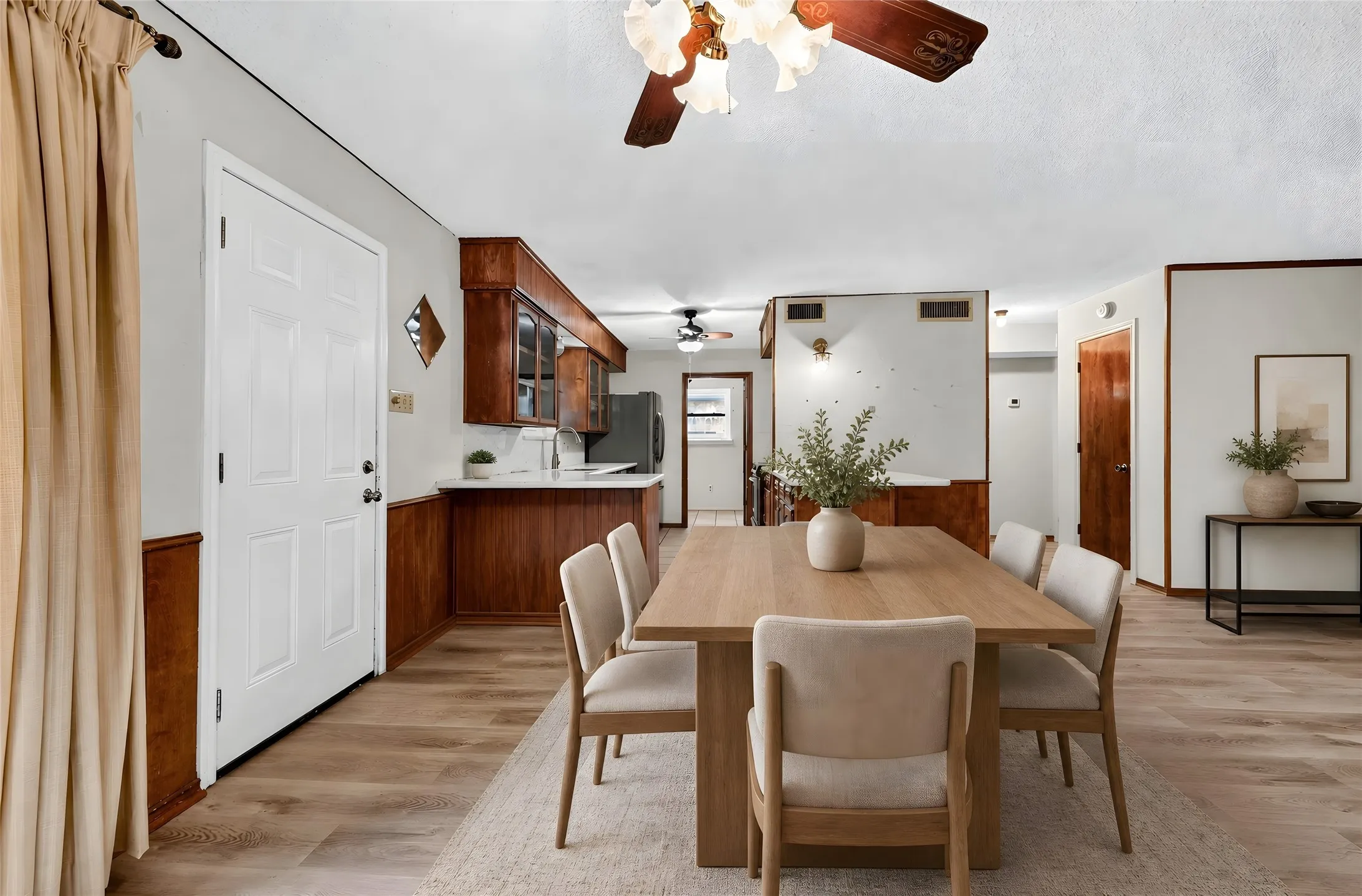 Single Family Residence For Sale in Tarrant County , 3905 Palomino Drive, Benbrook, Texas 76116, 3 Bedroom, 2 Bathroom, Garage spaces, 1,796 Sqft, built in 1979, mls#21299194, Real Estate Agent in Benbrook, Homes For Sale in Tarrant county, Homes For Sale in Benbrook, Realtor in Benbrook Texas, Real Estate Brokerage Independent Realty Texas, Luminita Cordes Realtor