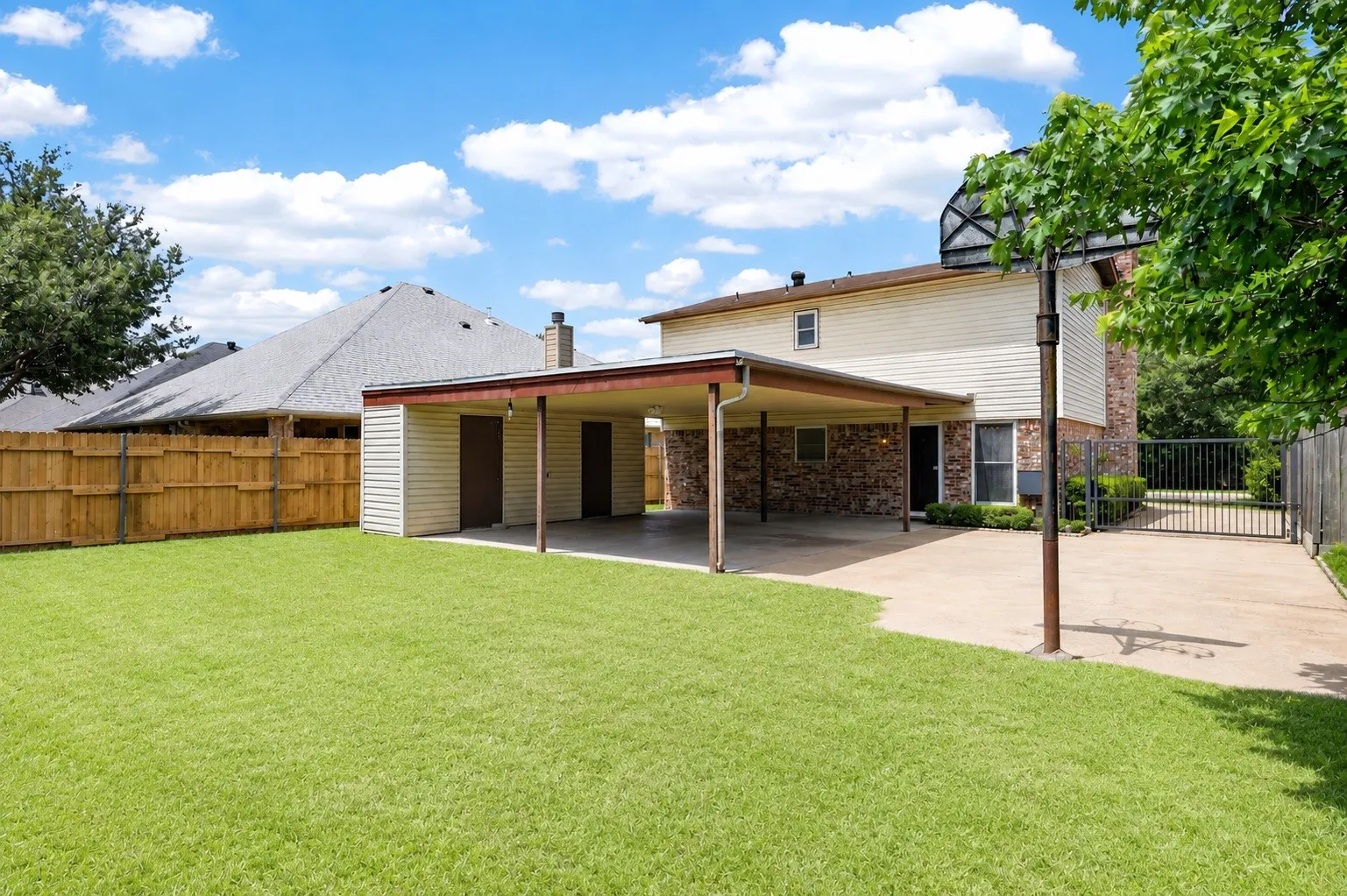 Single Family Residence For Sale in Tarrant County , 3905 Palomino Drive, Benbrook, Texas 76116, 3 Bedroom, 2 Bathroom, Garage spaces, 1,796 Sqft, built in 1979, mls#21299194, Real Estate Agent in Benbrook, Homes For Sale in Tarrant county, Homes For Sale in Benbrook, Realtor in Benbrook Texas, Real Estate Brokerage Independent Realty Texas, Luminita Cordes Realtor