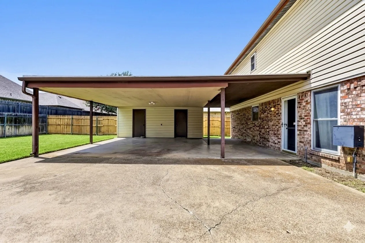 Single Family Residence For Sale in Tarrant County , 3905 Palomino Drive, Benbrook, Texas 76116, 3 Bedroom, 2 Bathroom, Garage spaces, 1,796 Sqft, built in 1979, mls#21299194, Real Estate Agent in Benbrook, Homes For Sale in Tarrant county, Homes For Sale in Benbrook, Realtor in Benbrook Texas, Real Estate Brokerage Independent Realty Texas, Luminita Cordes Realtor