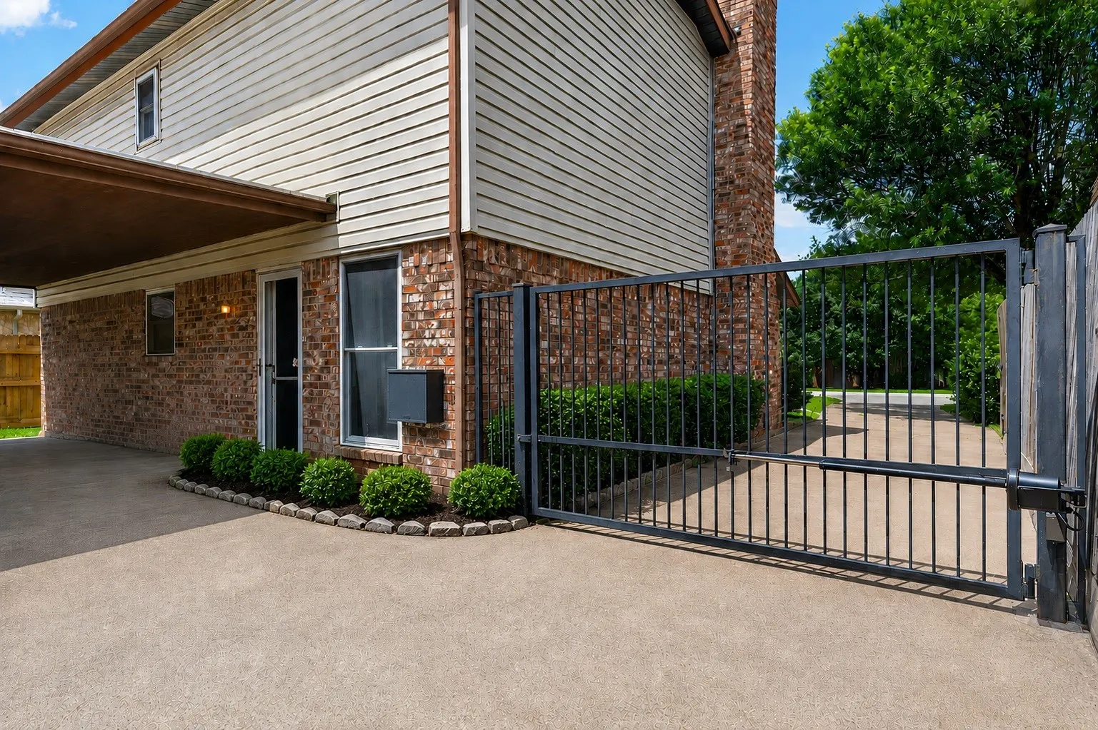 Single Family Residence For Sale in Tarrant County , 3905 Palomino Drive, Benbrook, Texas 76116, 3 Bedroom, 2 Bathroom, Garage spaces, 1,796 Sqft, built in 1979, mls#21299194, Real Estate Agent in Benbrook, Homes For Sale in Tarrant county, Homes For Sale in Benbrook, Realtor in Benbrook Texas, Real Estate Brokerage Independent Realty Texas, Luminita Cordes Realtor