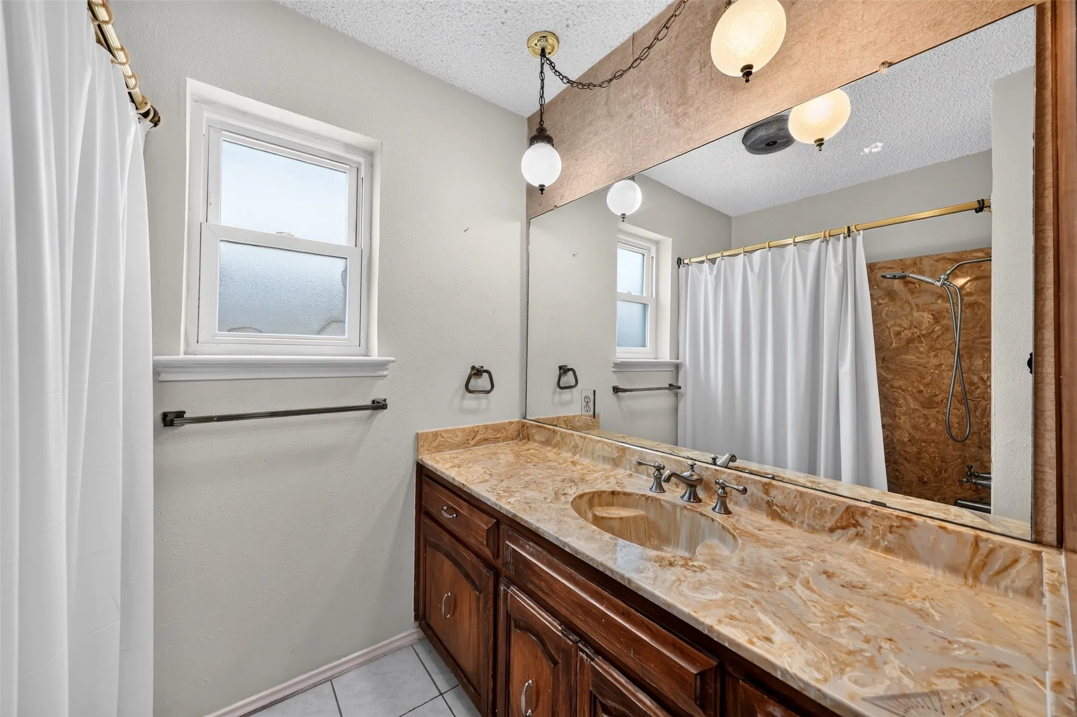Single Family Residence For Sale in Tarrant County , 3905 Palomino Drive, Benbrook, Texas 76116, 3 Bedroom, 2 Bathroom, Garage spaces, 1,796 Sqft, built in 1979, mls#21299194, Real Estate Agent in Benbrook, Homes For Sale in Tarrant county, Homes For Sale in Benbrook, Realtor in Benbrook Texas, Real Estate Brokerage Independent Realty Texas, Luminita Cordes Realtor