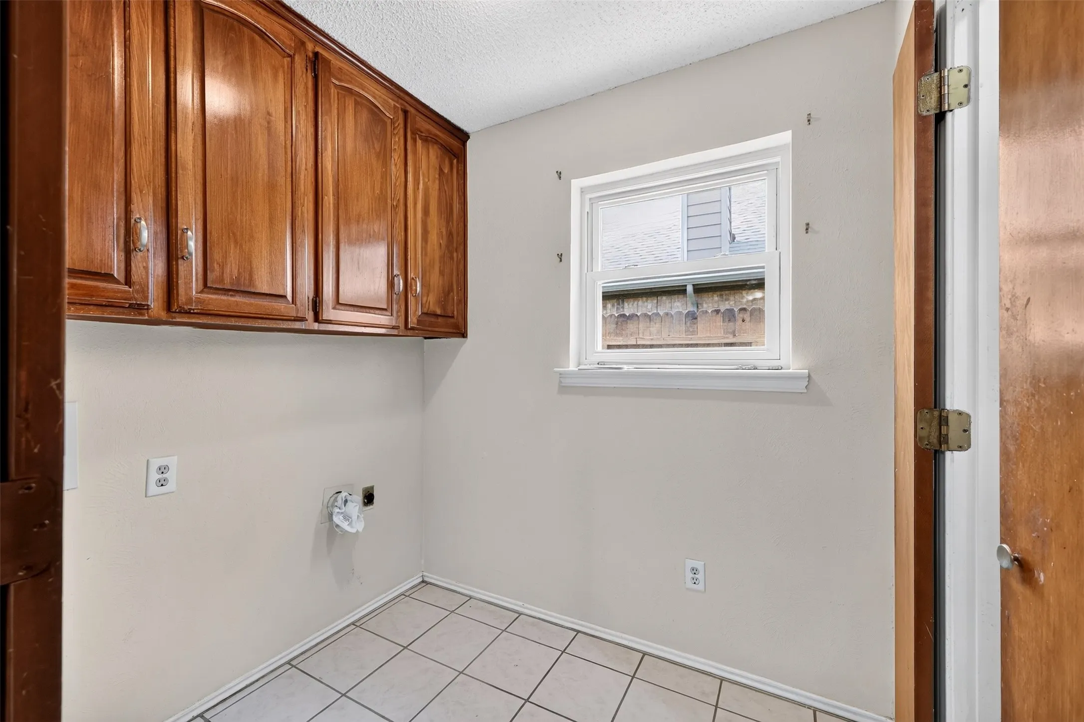 Single Family Residence For Sale in Tarrant County , 3905 Palomino Drive, Benbrook, Texas 76116, 3 Bedroom, 2 Bathroom, Garage spaces, 1,796 Sqft, built in 1979, mls#21299194, Real Estate Agent in Benbrook, Homes For Sale in Tarrant county, Homes For Sale in Benbrook, Realtor in Benbrook Texas, Real Estate Brokerage Independent Realty Texas, Luminita Cordes Realtor