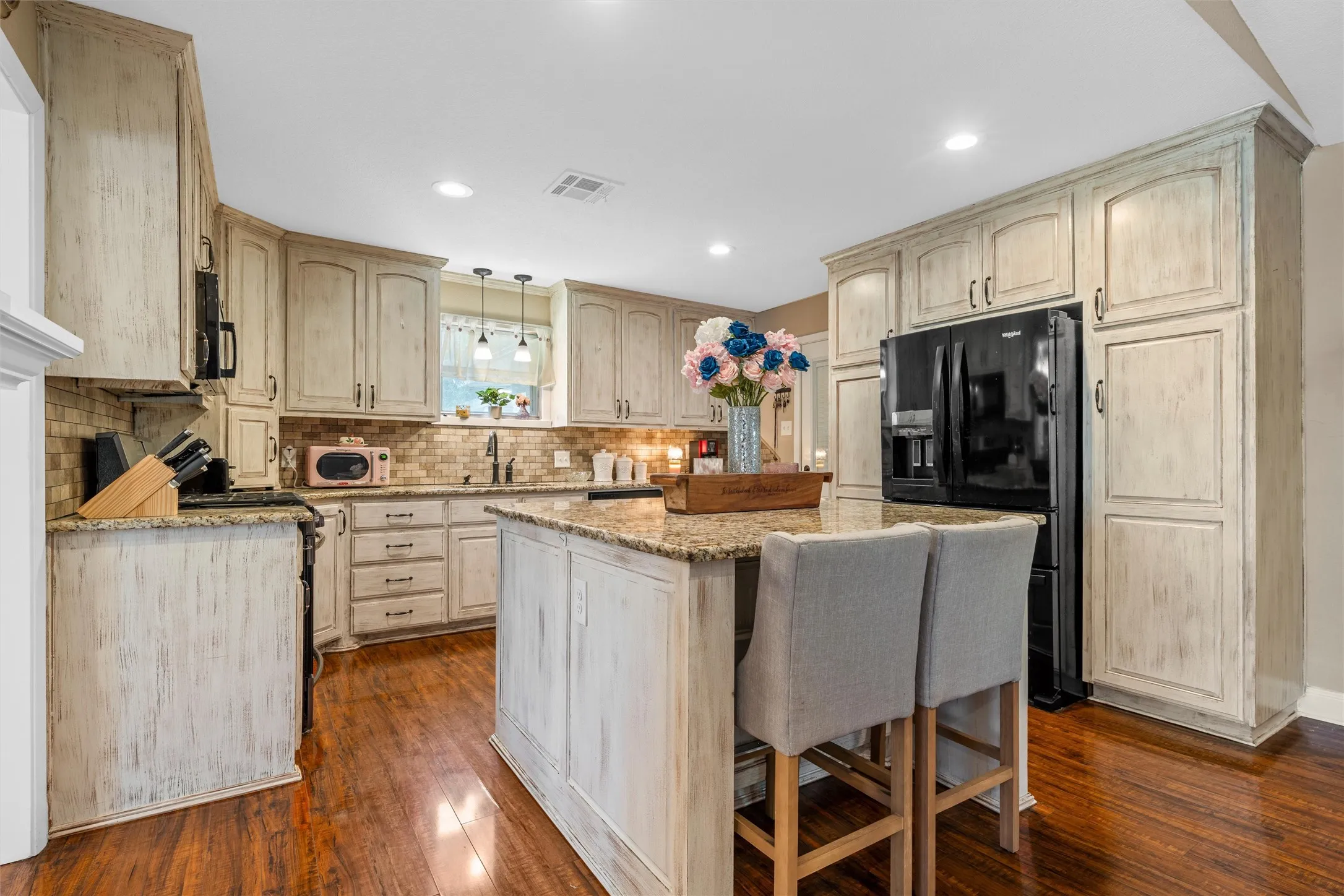 Single Family Residence For Sale in Mc Lennan County , 600 S Andrews Drive, Robinson, Texas 76706, 3 Bedroom, 3 Bathroom, Garage spaces, 2,378 Sqft, built in 1973, mls#21296264, Real Estate Agent in Robinson, Homes For Sale in Mc Lennan county, Homes For Sale in Robinson, Realtor in Robinson Texas, Real Estate Brokerage Independent Realty Texas, Luminita Cordes Realtor
