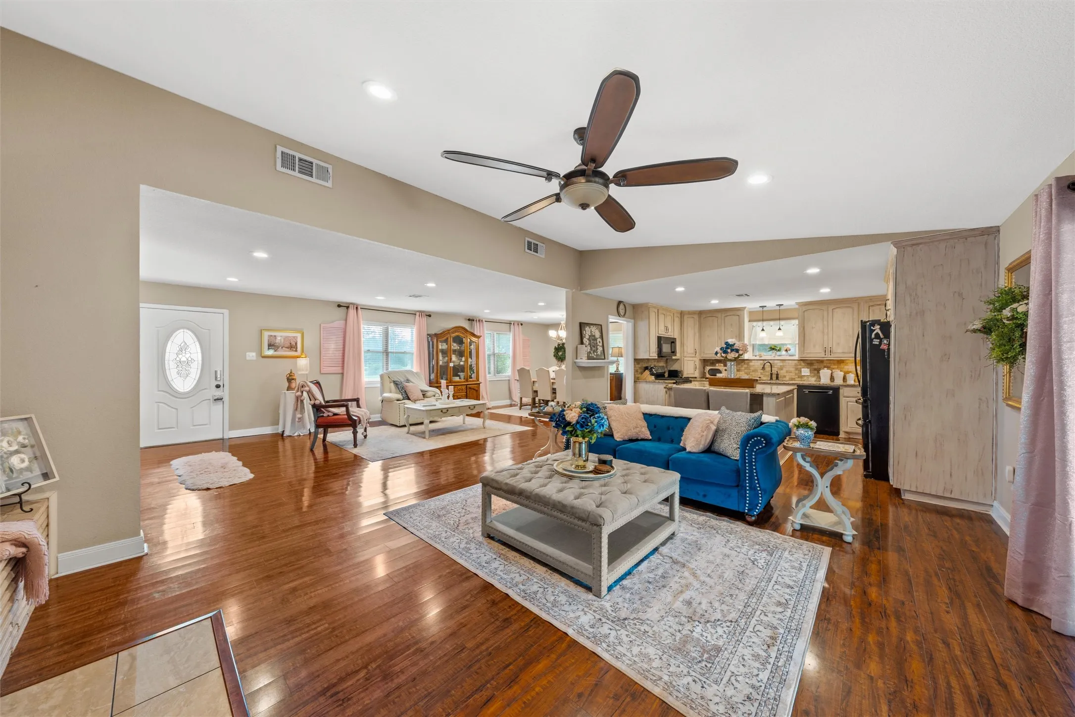 Single Family Residence For Sale in Mc Lennan County , 600 S Andrews Drive, Robinson, Texas 76706, 3 Bedroom, 3 Bathroom, Garage spaces, 2,378 Sqft, built in 1973, mls#21296264, Real Estate Agent in Robinson, Homes For Sale in Mc Lennan county, Homes For Sale in Robinson, Realtor in Robinson Texas, Real Estate Brokerage Independent Realty Texas, Luminita Cordes Realtor