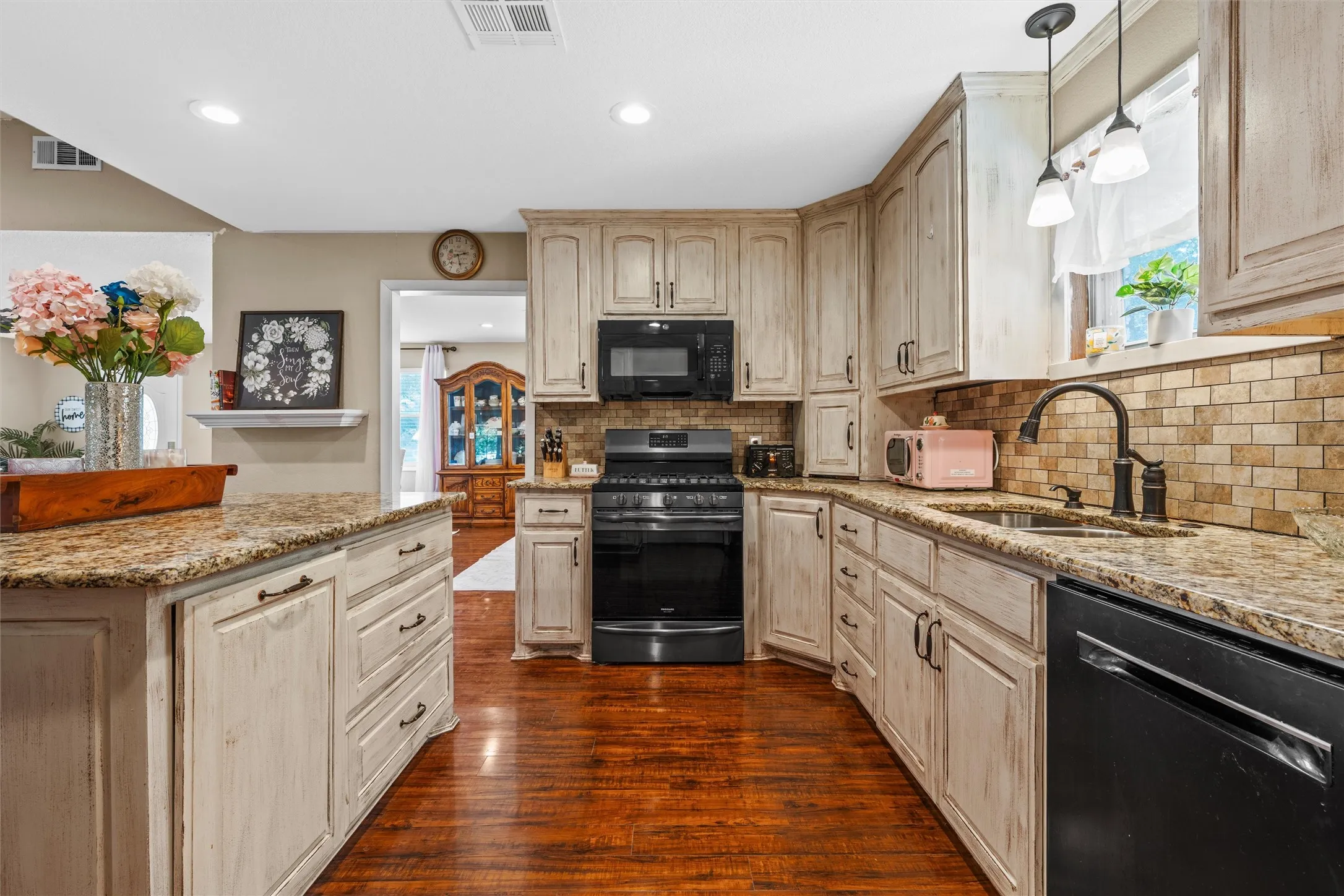 Single Family Residence For Sale in Mc Lennan County , 600 S Andrews Drive, Robinson, Texas 76706, 3 Bedroom, 3 Bathroom, Garage spaces, 2,378 Sqft, built in 1973, mls#21296264, Real Estate Agent in Robinson, Homes For Sale in Mc Lennan county, Homes For Sale in Robinson, Realtor in Robinson Texas, Real Estate Brokerage Independent Realty Texas, Luminita Cordes Realtor