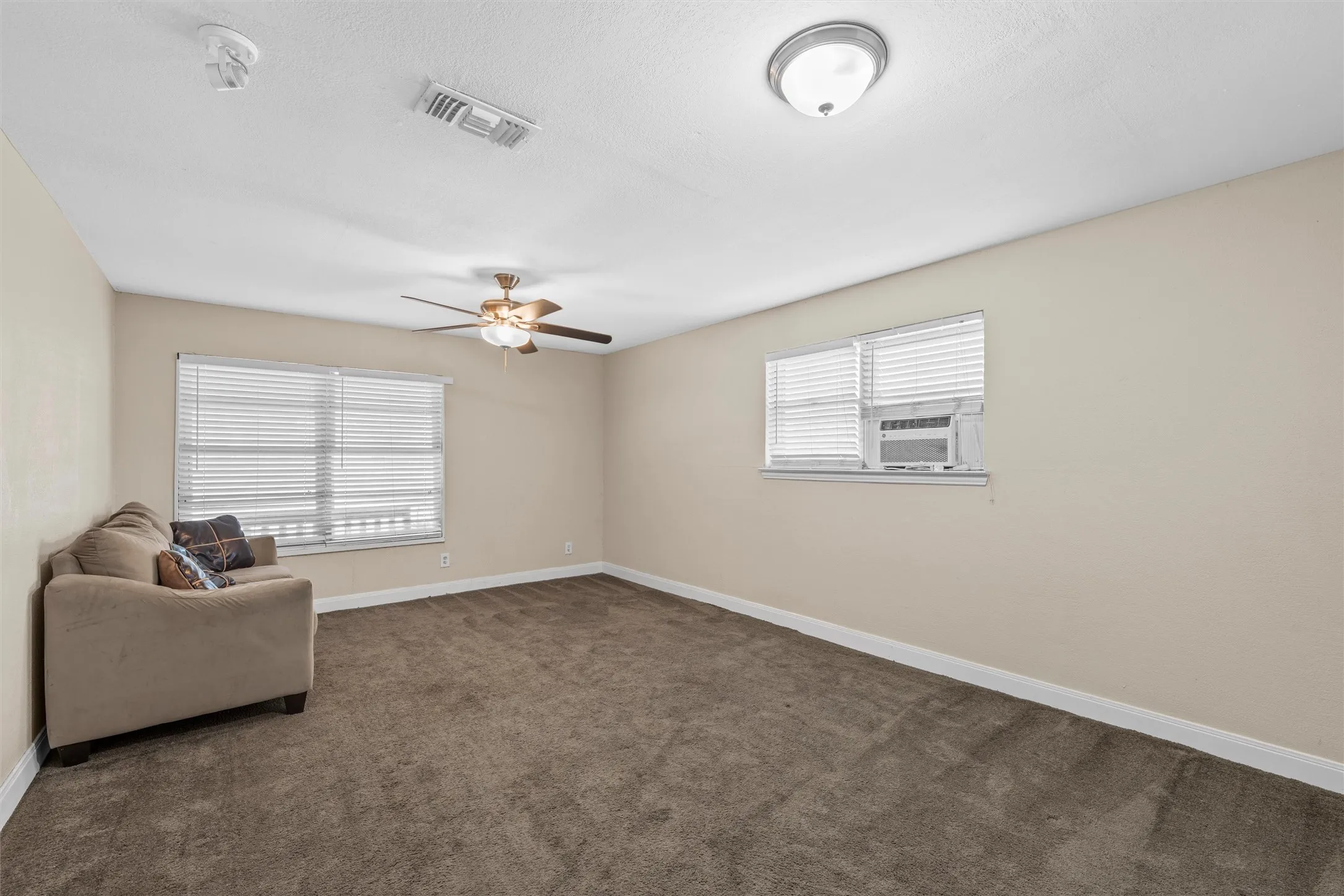 Single Family Residence For Sale in Mc Lennan County , 600 S Andrews Drive, Robinson, Texas 76706, 3 Bedroom, 3 Bathroom, Garage spaces, 2,378 Sqft, built in 1973, mls#21296264, Real Estate Agent in Robinson, Homes For Sale in Mc Lennan county, Homes For Sale in Robinson, Realtor in Robinson Texas, Real Estate Brokerage Independent Realty Texas, Luminita Cordes Realtor