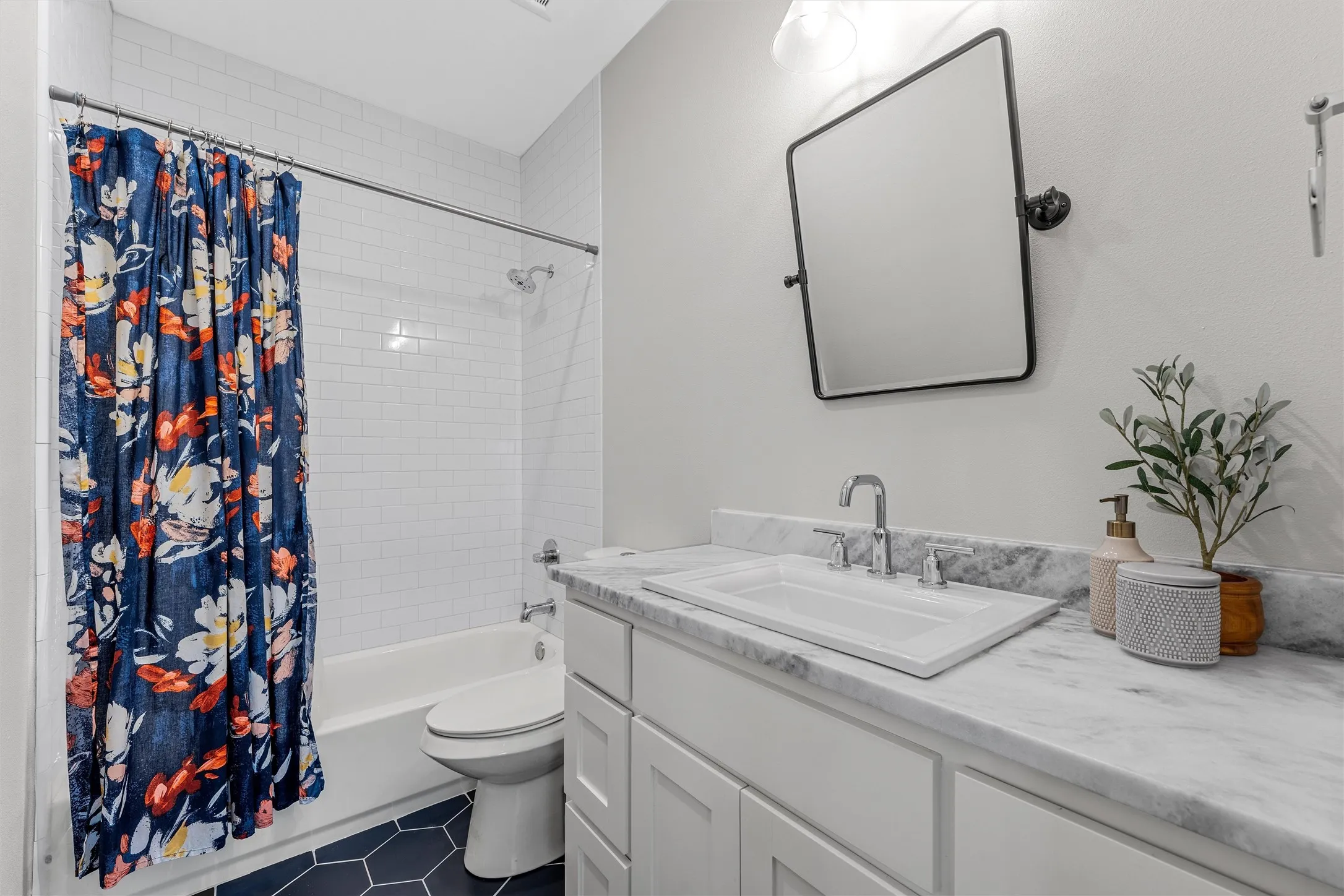 Single Family Residence For Sale in Mc Lennan County , 252 Austin Hines Drive, China Spring, Texas 76633, 4 Bedroom, 4 Bathroom, 2 Garage spaces, 3,692 Sqft, built in 2017, mls#21305076, Real Estate Agent in China Spring, Homes For Sale in Mc Lennan county, Homes For Sale in China Spring, Realtor in China Spring Texas, Real Estate Brokerage Independent Realty Texas, Luminita Cordes Realtor