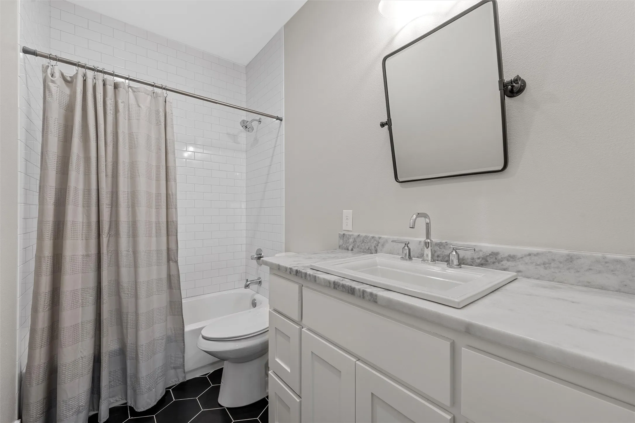 Single Family Residence For Sale in Mc Lennan County , 252 Austin Hines Drive, China Spring, Texas 76633, 4 Bedroom, 4 Bathroom, 2 Garage spaces, 3,692 Sqft, built in 2017, mls#21305076, Real Estate Agent in China Spring, Homes For Sale in Mc Lennan county, Homes For Sale in China Spring, Realtor in China Spring Texas, Real Estate Brokerage Independent Realty Texas, Luminita Cordes Realtor