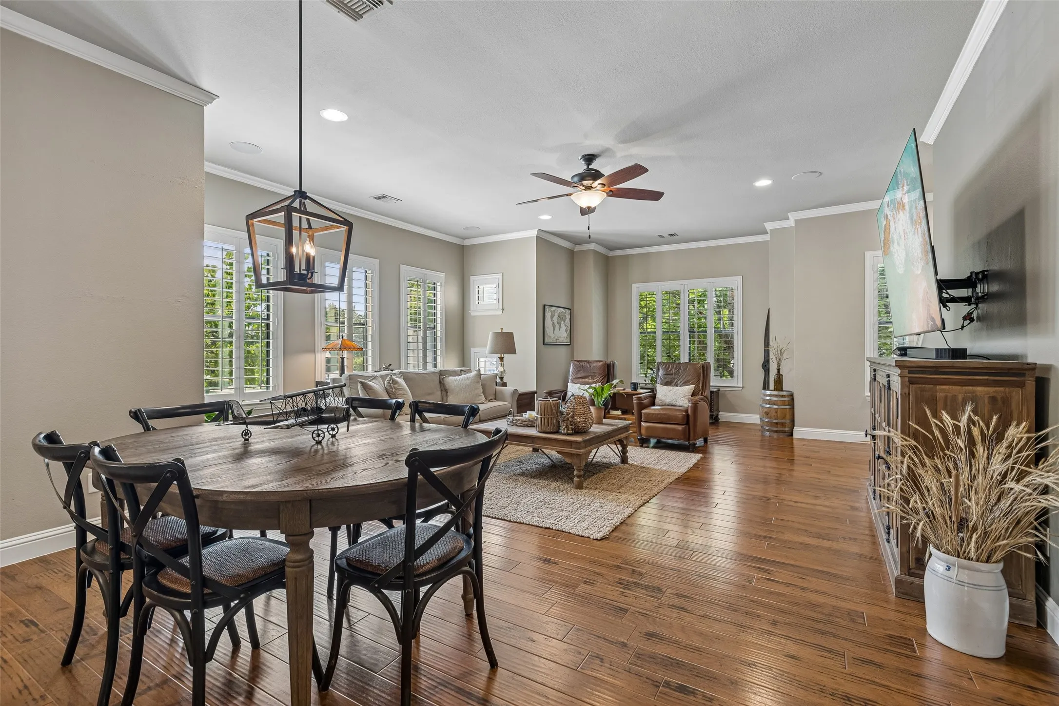 Single Family Residence For Sale in Tarrant County , 600 E Bluff Street, Fort Worth, Texas 76102, 3 Bedroom, 4 Bathroom, 2 Garage spaces, 2,337 Sqft, built in 2006, mls#21298331, Real Estate Agent in Fort Worth, Homes For Sale in Tarrant county, Homes For Sale in Fort Worth, Realtor in Fort Worth Texas, Real Estate Brokerage Independent Realty Texas, Luminita Cordes Realtor