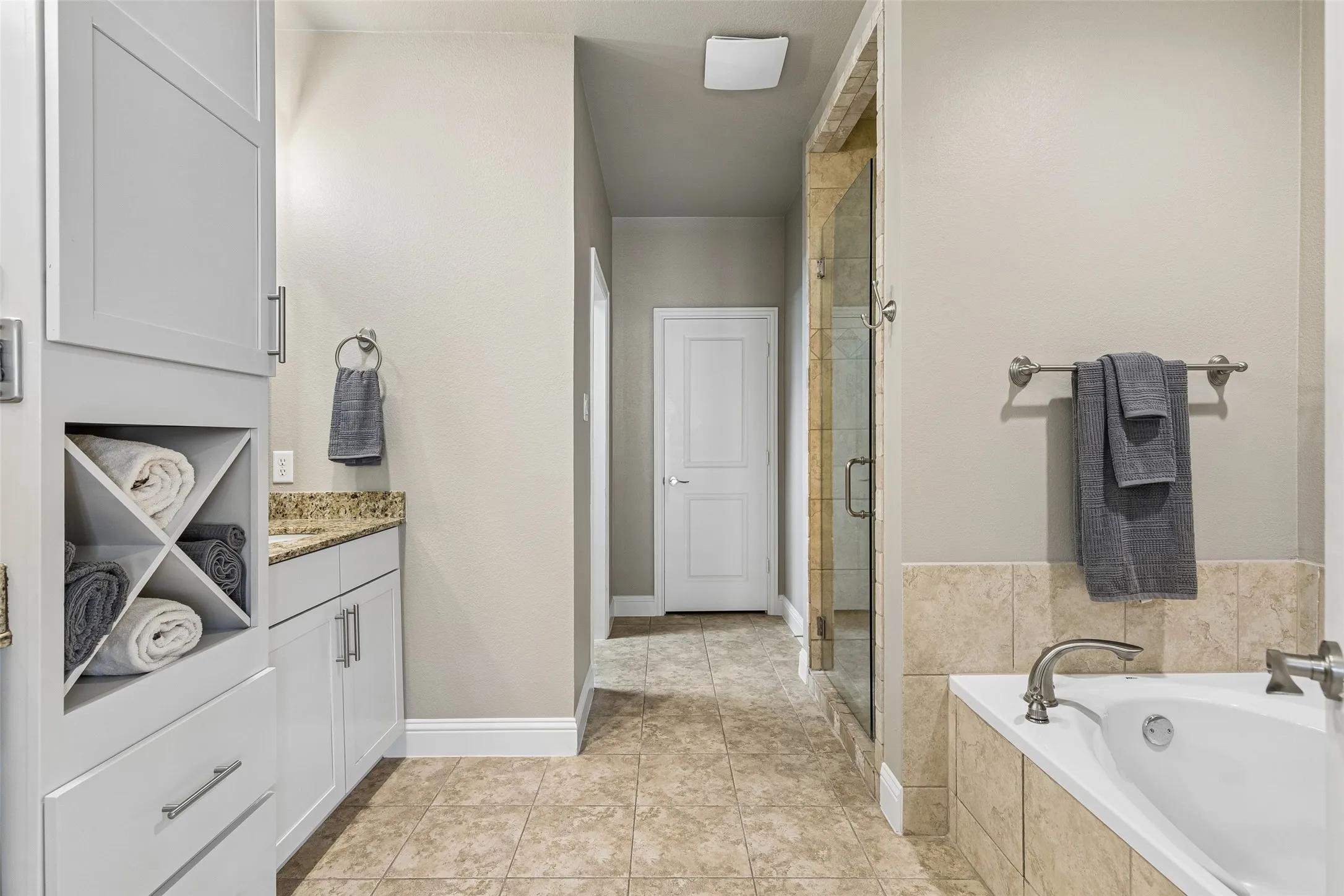 Single Family Residence For Sale in Tarrant County , 600 E Bluff Street, Fort Worth, Texas 76102, 3 Bedroom, 4 Bathroom, 2 Garage spaces, 2,337 Sqft, built in 2006, mls#21298331, Real Estate Agent in Fort Worth, Homes For Sale in Tarrant county, Homes For Sale in Fort Worth, Realtor in Fort Worth Texas, Real Estate Brokerage Independent Realty Texas, Luminita Cordes Realtor