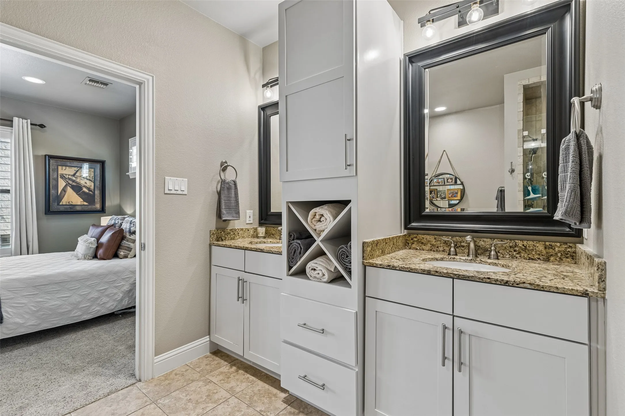 Single Family Residence For Sale in Tarrant County , 600 E Bluff Street, Fort Worth, Texas 76102, 3 Bedroom, 4 Bathroom, 2 Garage spaces, 2,337 Sqft, built in 2006, mls#21298331, Real Estate Agent in Fort Worth, Homes For Sale in Tarrant county, Homes For Sale in Fort Worth, Realtor in Fort Worth Texas, Real Estate Brokerage Independent Realty Texas, Luminita Cordes Realtor