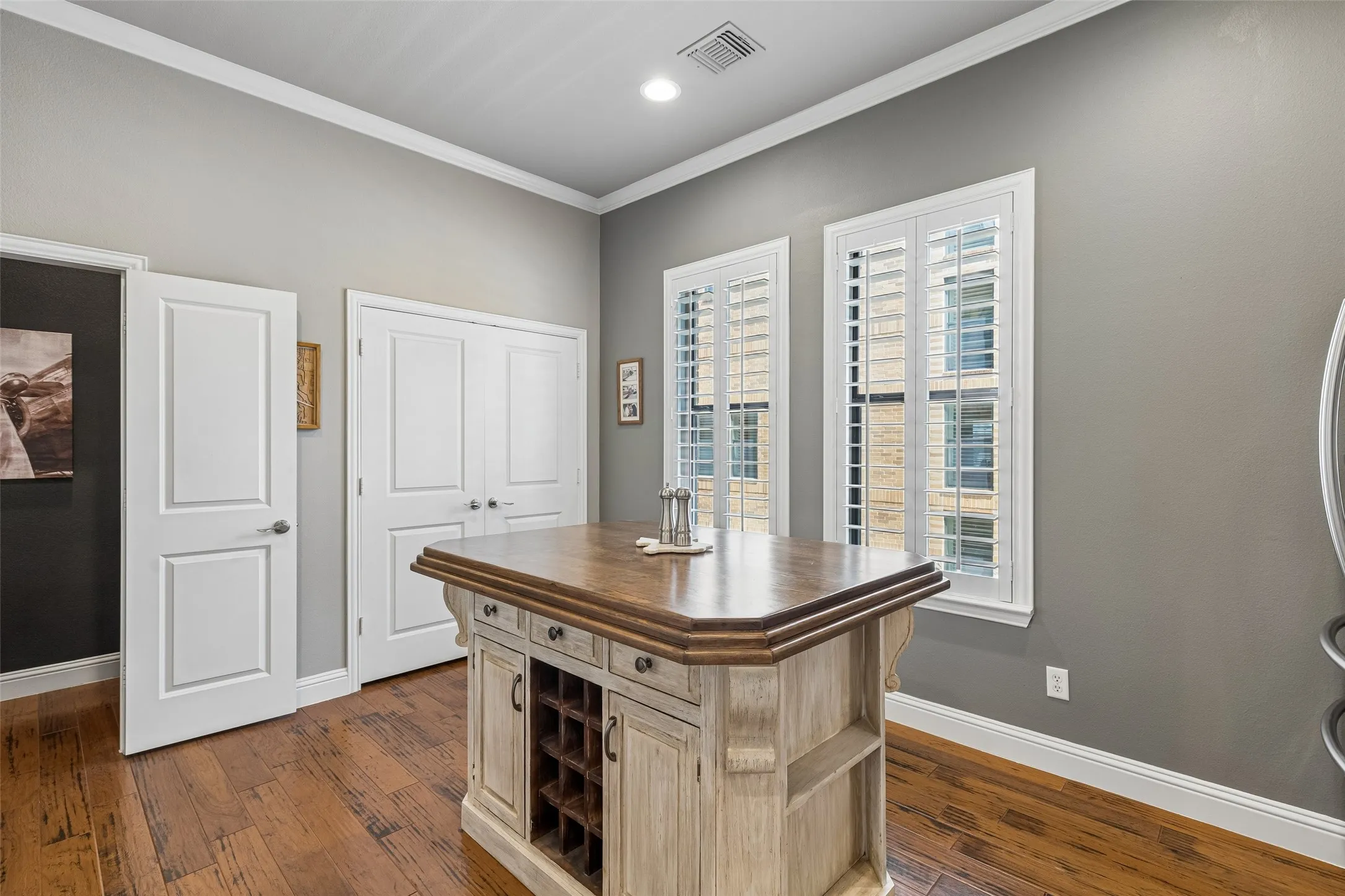 Single Family Residence For Sale in Tarrant County , 600 E Bluff Street, Fort Worth, Texas 76102, 3 Bedroom, 4 Bathroom, 2 Garage spaces, 2,337 Sqft, built in 2006, mls#21298331, Real Estate Agent in Fort Worth, Homes For Sale in Tarrant county, Homes For Sale in Fort Worth, Realtor in Fort Worth Texas, Real Estate Brokerage Independent Realty Texas, Luminita Cordes Realtor