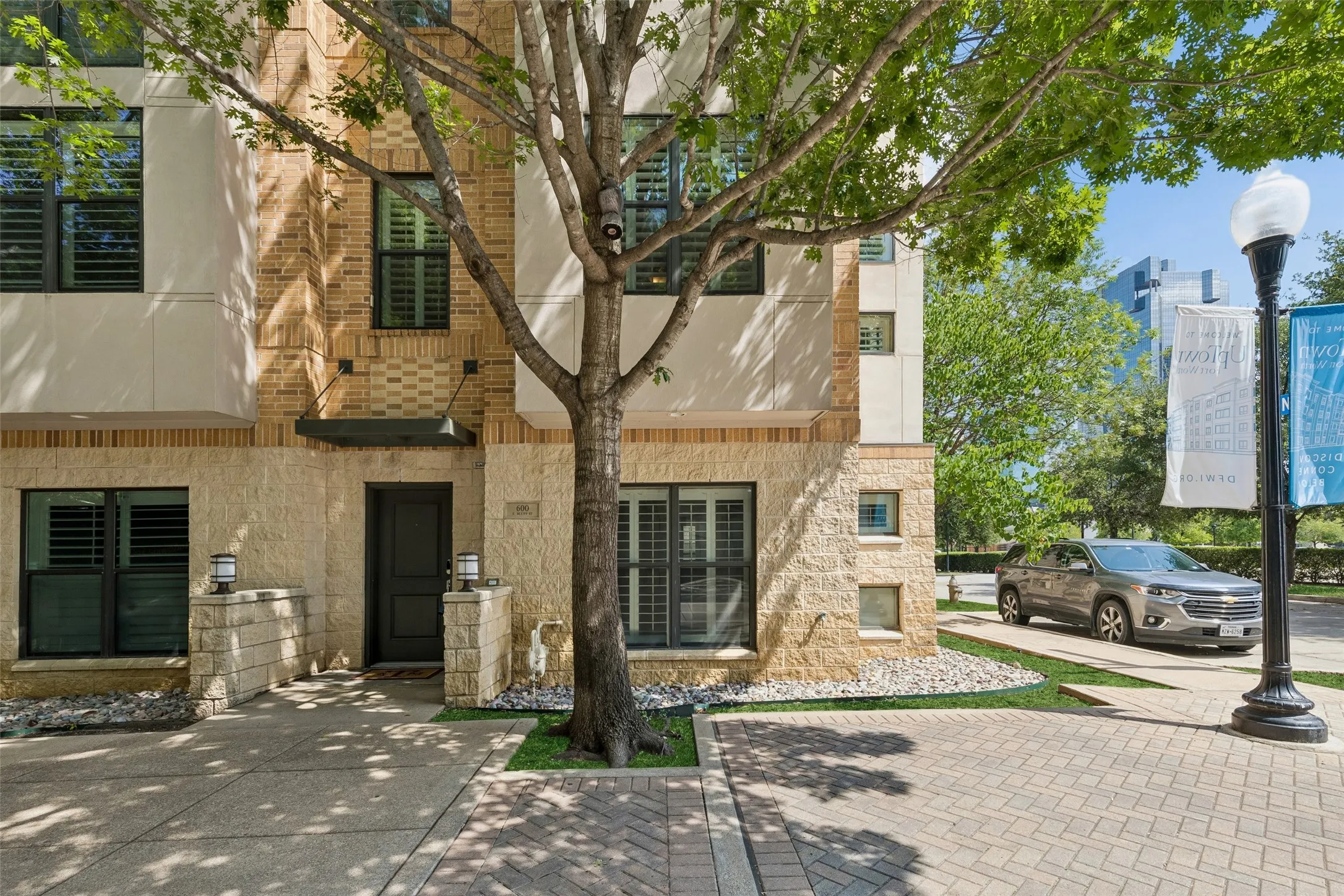 Single Family Residence For Sale in Tarrant County , 600 E Bluff Street, Fort Worth, Texas 76102, 3 Bedroom, 4 Bathroom, 2 Garage spaces, 2,337 Sqft, built in 2006, mls#21298331, Real Estate Agent in Fort Worth, Homes For Sale in Tarrant county, Homes For Sale in Fort Worth, Realtor in Fort Worth Texas, Real Estate Brokerage Independent Realty Texas, Luminita Cordes Realtor