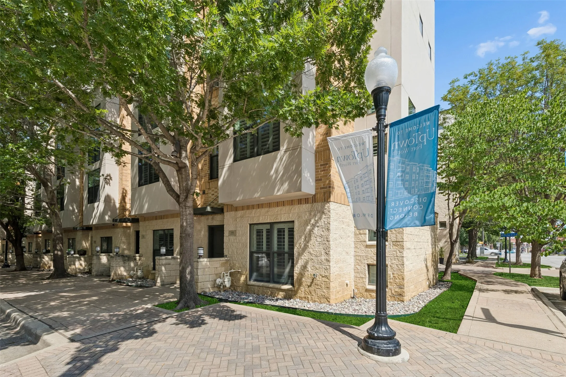 Single Family Residence For Sale in Tarrant County , 600 E Bluff Street, Fort Worth, Texas 76102, 3 Bedroom, 4 Bathroom, 2 Garage spaces, 2,337 Sqft, built in 2006, mls#21298331, Real Estate Agent in Fort Worth, Homes For Sale in Tarrant county, Homes For Sale in Fort Worth, Realtor in Fort Worth Texas, Real Estate Brokerage Independent Realty Texas, Luminita Cordes Realtor