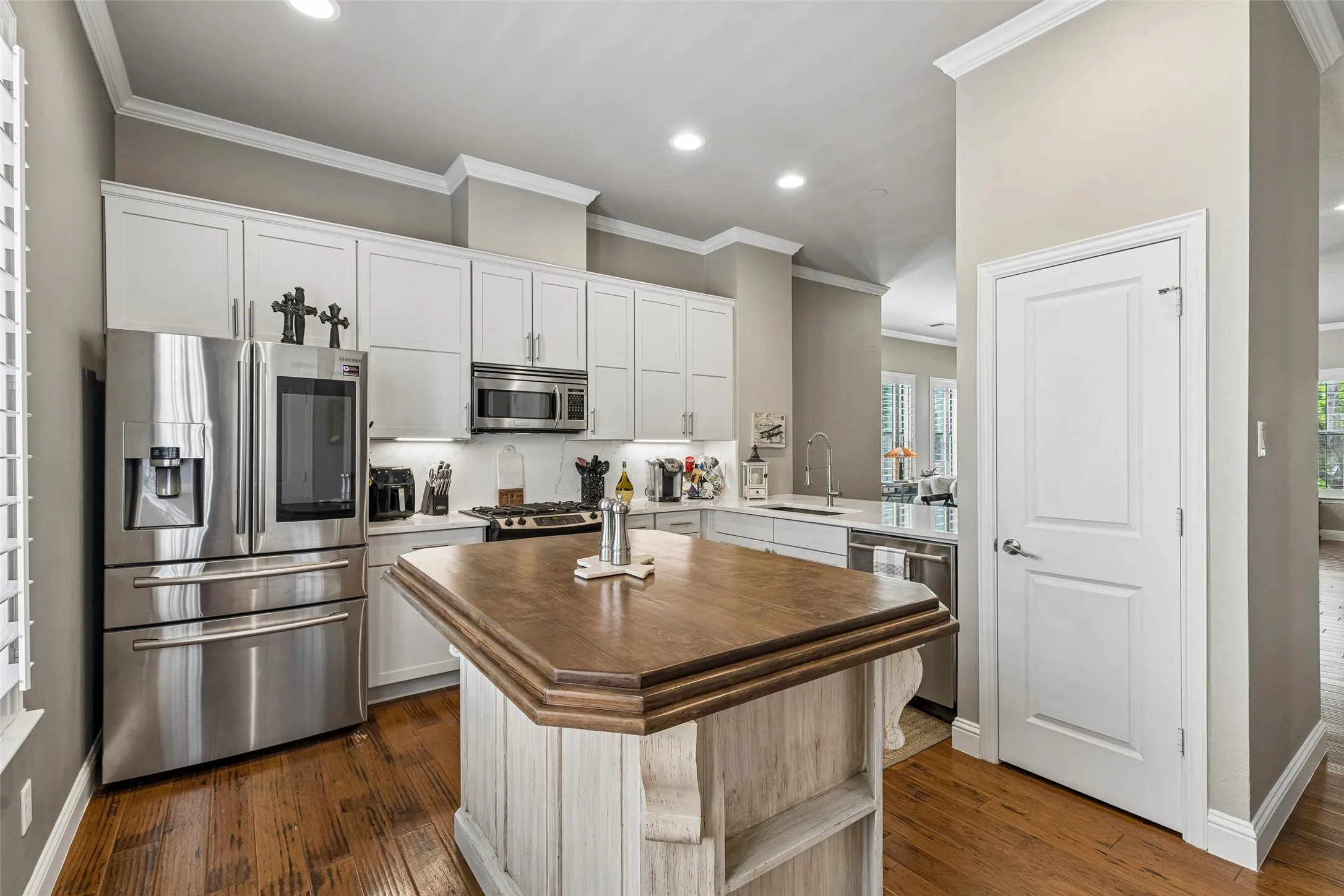 Single Family Residence For Sale in Tarrant County , 600 E Bluff Street, Fort Worth, Texas 76102, 3 Bedroom, 4 Bathroom, 2 Garage spaces, 2,337 Sqft, built in 2006, mls#21298331, Real Estate Agent in Fort Worth, Homes For Sale in Tarrant county, Homes For Sale in Fort Worth, Realtor in Fort Worth Texas, Real Estate Brokerage Independent Realty Texas, Luminita Cordes Realtor