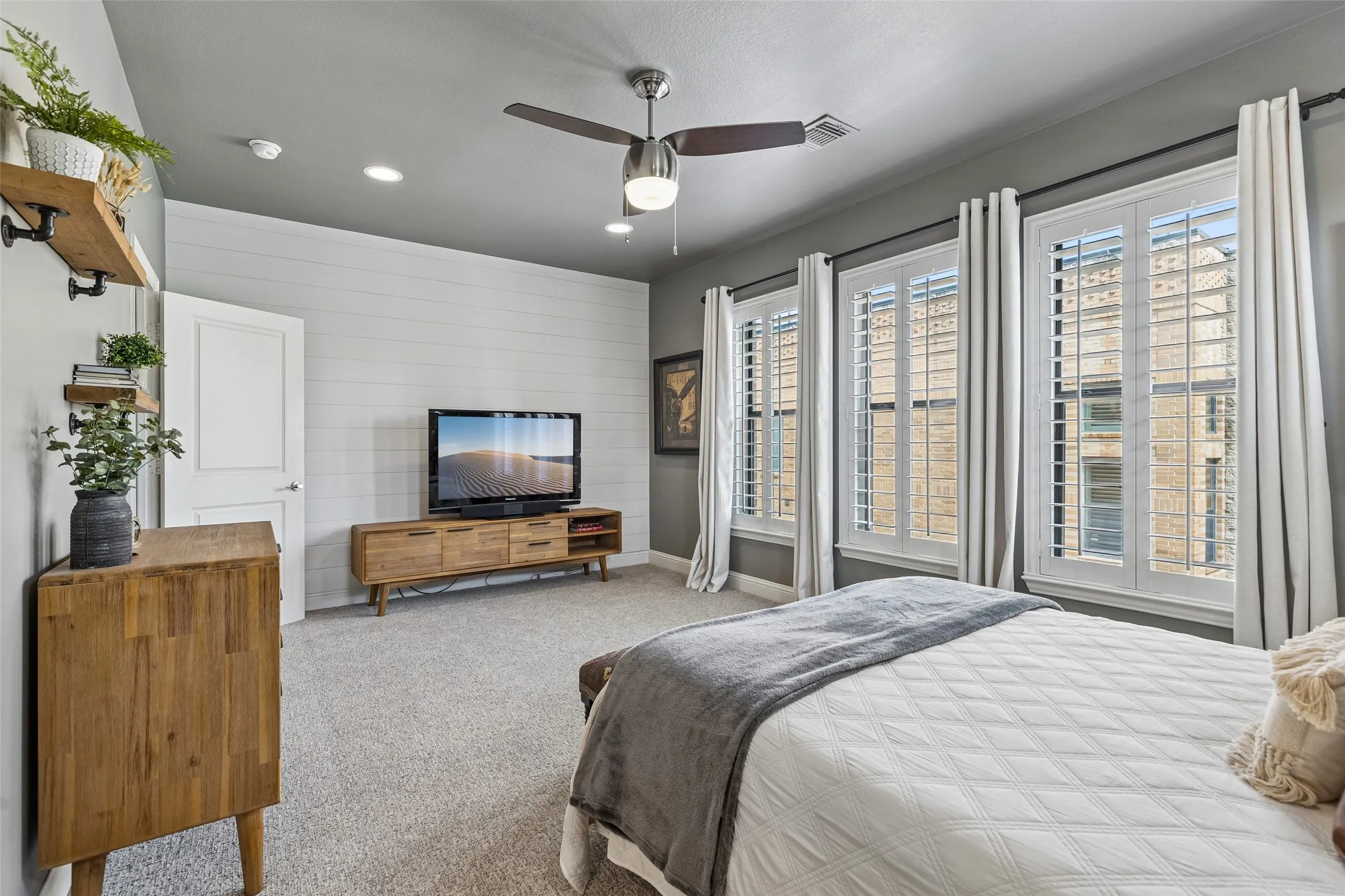 Single Family Residence For Sale in Tarrant County , 600 E Bluff Street, Fort Worth, Texas 76102, 3 Bedroom, 4 Bathroom, 2 Garage spaces, 2,337 Sqft, built in 2006, mls#21298331, Real Estate Agent in Fort Worth, Homes For Sale in Tarrant county, Homes For Sale in Fort Worth, Realtor in Fort Worth Texas, Real Estate Brokerage Independent Realty Texas, Luminita Cordes Realtor
