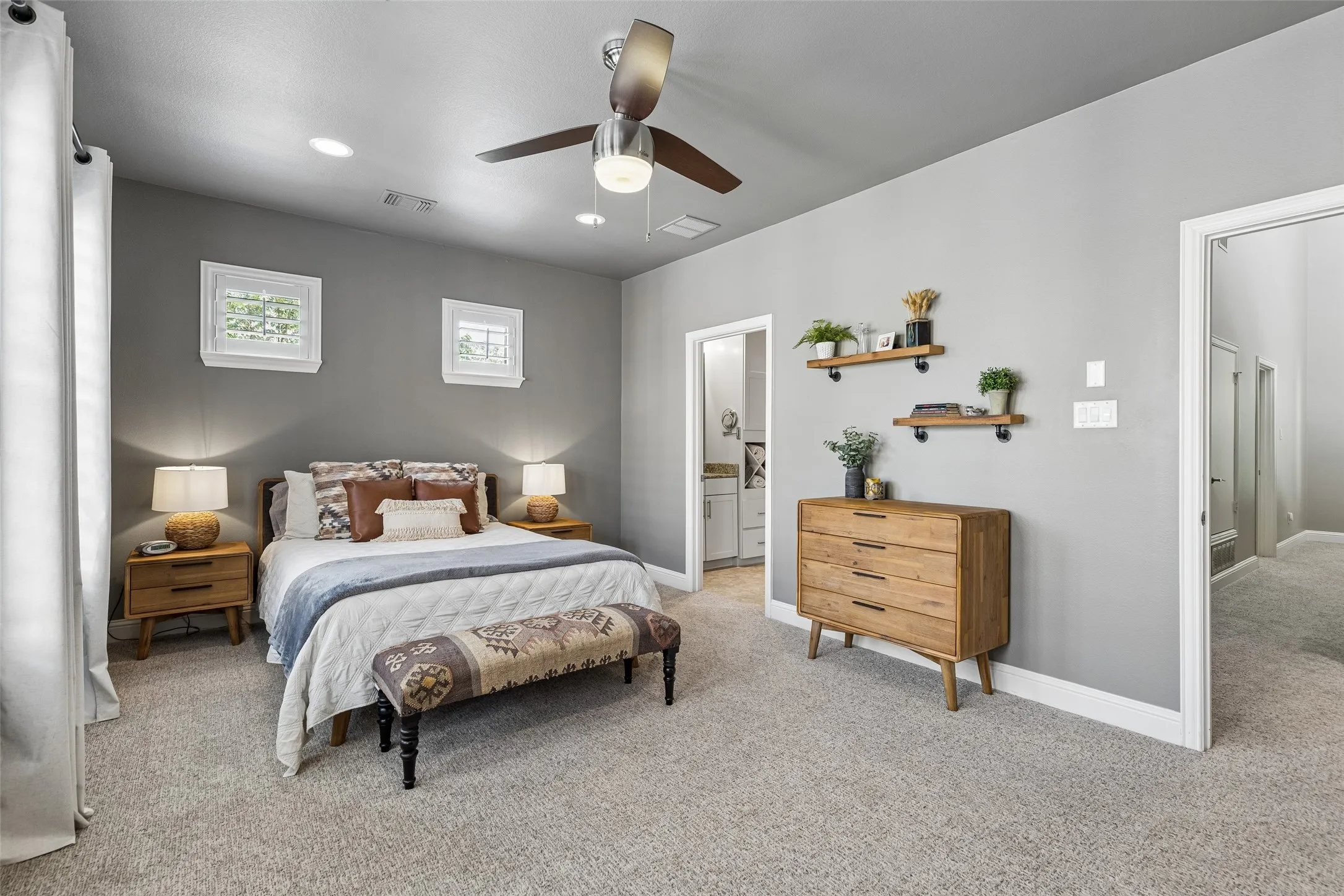 Single Family Residence For Sale in Tarrant County , 600 E Bluff Street, Fort Worth, Texas 76102, 3 Bedroom, 4 Bathroom, 2 Garage spaces, 2,337 Sqft, built in 2006, mls#21298331, Real Estate Agent in Fort Worth, Homes For Sale in Tarrant county, Homes For Sale in Fort Worth, Realtor in Fort Worth Texas, Real Estate Brokerage Independent Realty Texas, Luminita Cordes Realtor