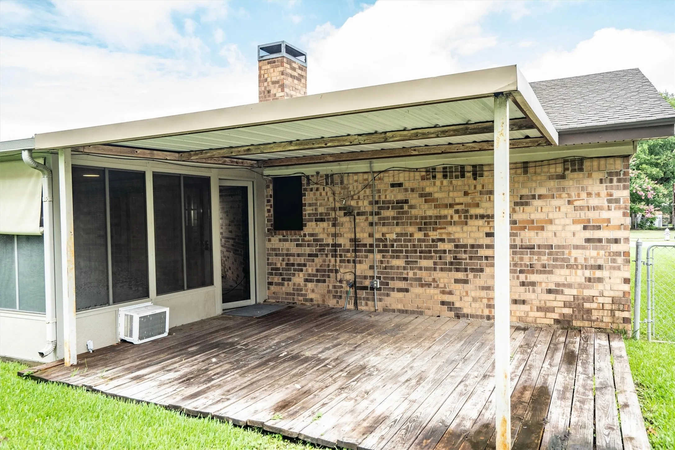 Single Family Residence For Sale in Tarrant County , 436 E Hill Street, Keller, Texas 76248, 3 Bedroom, 2 Bathroom, 2 Garage spaces, 1,371 Sqft, built in 1977, mls#21269021, Real Estate Agent in Keller, Homes For Sale in Tarrant county, Homes For Sale in Keller, Realtor in Keller Texas, Real Estate Brokerage Independent Realty Texas, Luminita Cordes Realtor