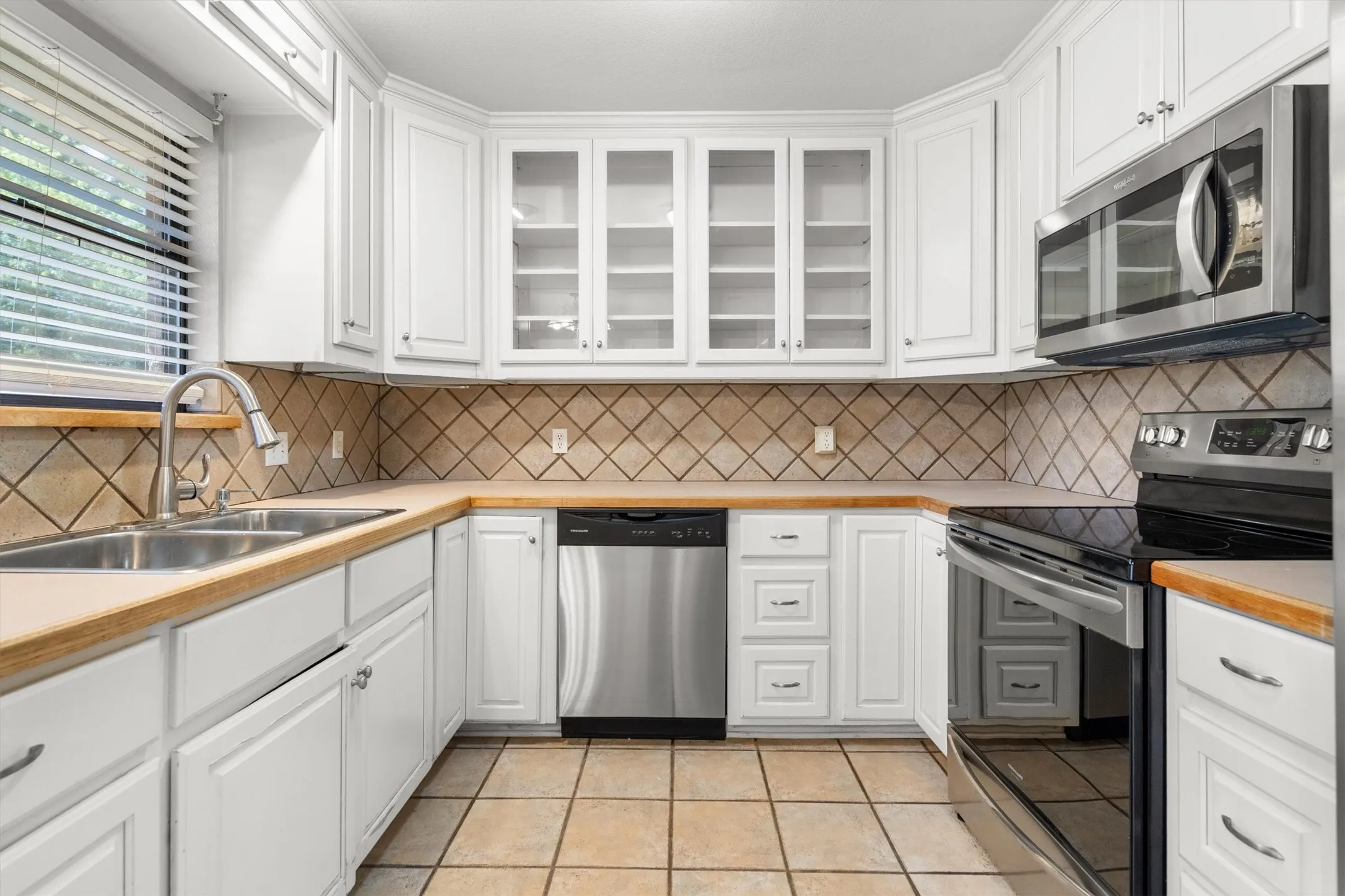 Single Family Residence For Sale in Tarrant County , 436 E Hill Street, Keller, Texas 76248, 3 Bedroom, 2 Bathroom, 2 Garage spaces, 1,371 Sqft, built in 1977, mls#21269021, Real Estate Agent in Keller, Homes For Sale in Tarrant county, Homes For Sale in Keller, Realtor in Keller Texas, Real Estate Brokerage Independent Realty Texas, Luminita Cordes Realtor
