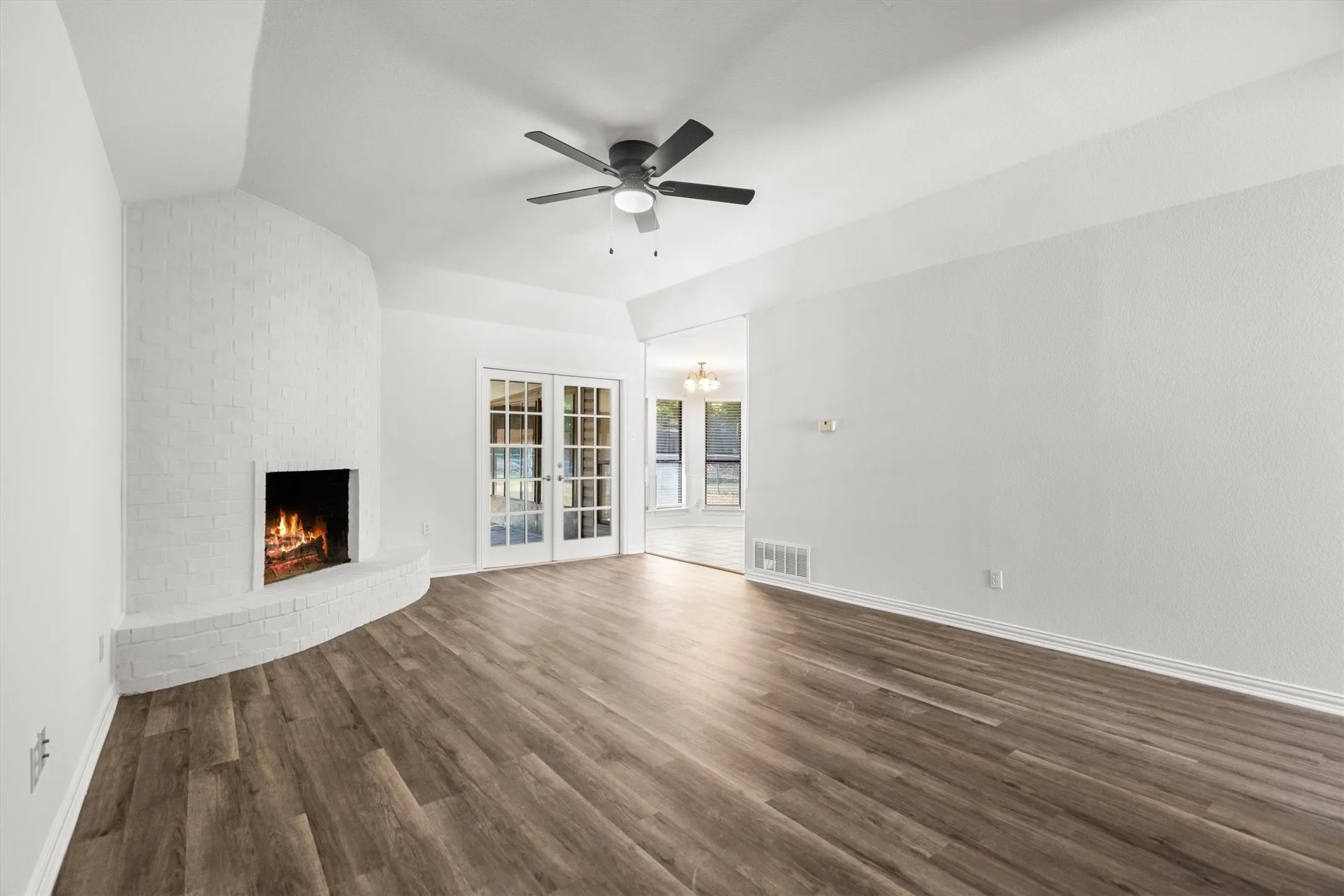 Single Family Residence For Sale in Tarrant County , 436 E Hill Street, Keller, Texas 76248, 3 Bedroom, 2 Bathroom, 2 Garage spaces, 1,371 Sqft, built in 1977, mls#21269021, Real Estate Agent in Keller, Homes For Sale in Tarrant county, Homes For Sale in Keller, Realtor in Keller Texas, Real Estate Brokerage Independent Realty Texas, Luminita Cordes Realtor