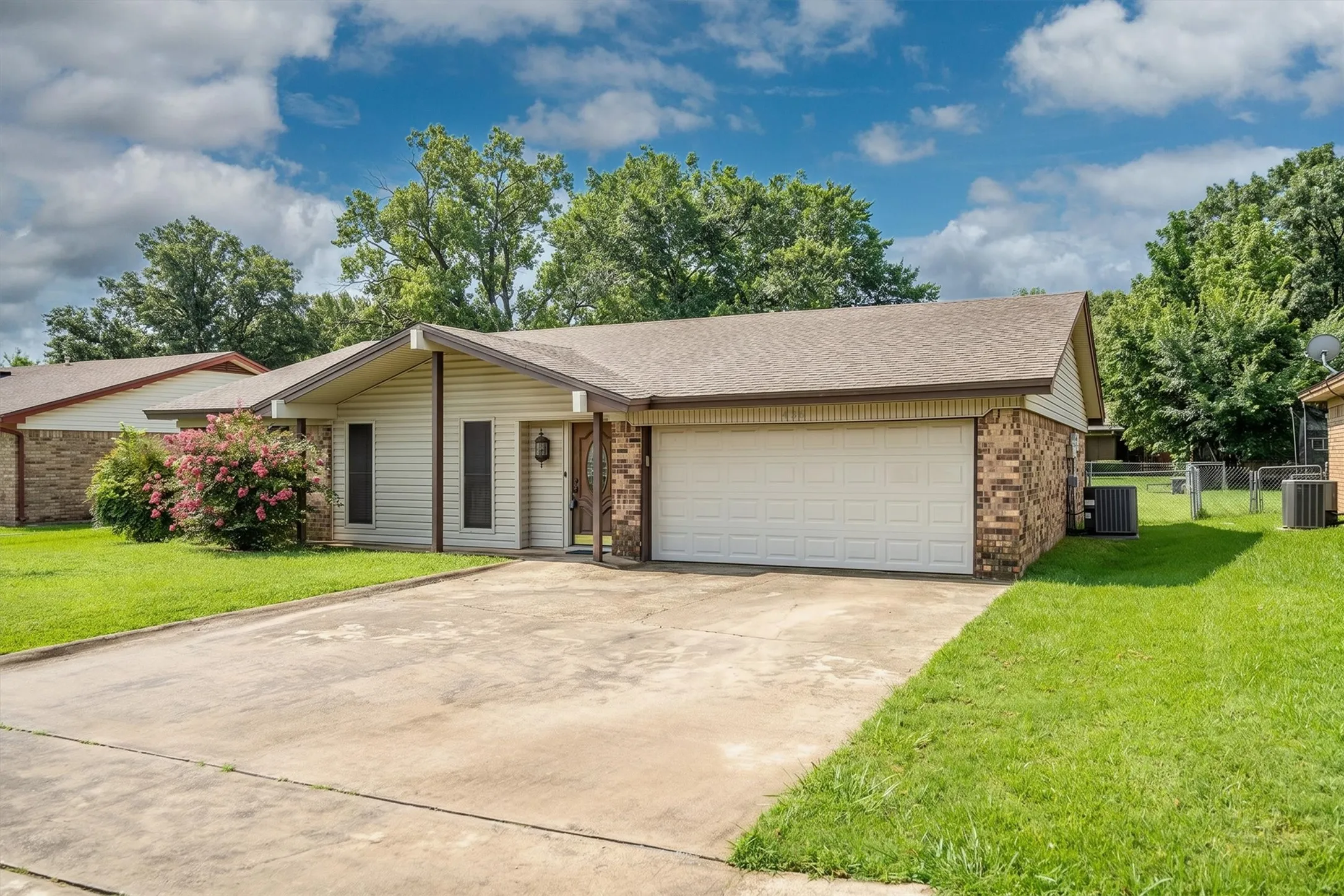 Single Family Residence For Sale in Tarrant County , 436 E Hill Street, Keller, Texas 76248, 3 Bedroom, 2 Bathroom, 2 Garage spaces, 1,371 Sqft, built in 1977, mls#21269021, Real Estate Agent in Keller, Homes For Sale in Tarrant county, Homes For Sale in Keller, Realtor in Keller Texas, Real Estate Brokerage Independent Realty Texas, Luminita Cordes Realtor
