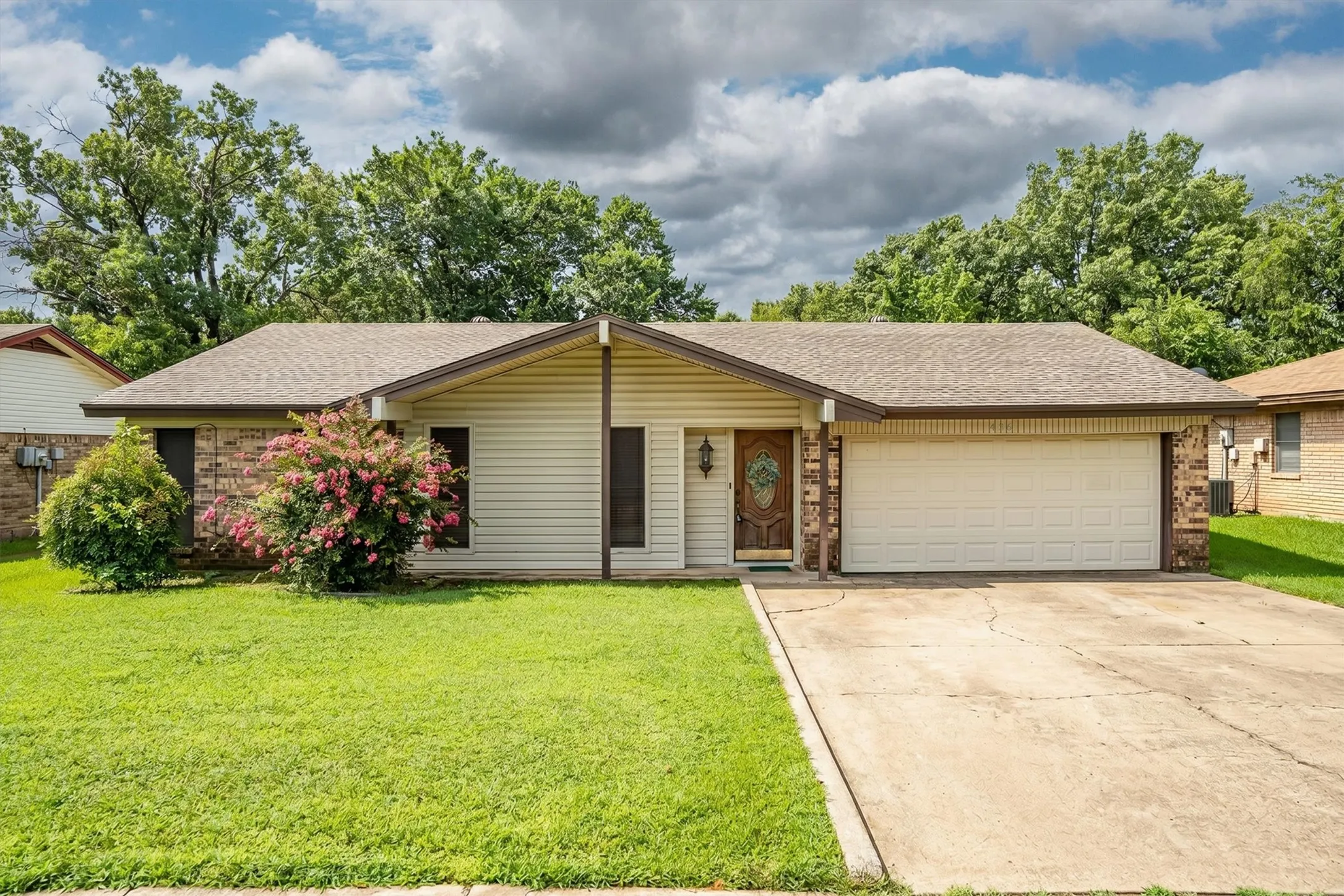 Single Family Residence For Sale in Tarrant County , 436 E Hill Street, Keller, Texas 76248, 3 Bedroom, 2 Bathroom, 2 Garage spaces, 1,371 Sqft, built in 1977, mls#21269021, Real Estate Agent in Keller, Homes For Sale in Tarrant county, Homes For Sale in Keller, Realtor in Keller Texas, Real Estate Brokerage Independent Realty Texas, Luminita Cordes Realtor
